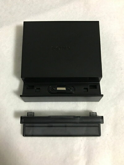 【最短発送日時につきまして】商品のお届け日を「指定なし」としていただきますと最短で発送されます。最短でのお届けをご希望の場合には、お届け日を「指定なし」としてご注文いただきますようお願いいたします。【商品名】ソニー DK40 Xperia Z2 Tablet用卓上ホルダー（中古品）中古品の特性上、外箱,取り扱い説明書等は基本的には付属いたしません。当店の中古品につきましては商品チェックの上、動作に問題がないものを取り扱っております。ご安心いただきました上でご購入ください。保証等の記載がある場合がございますが、中古品となりますためメーカー保証の対象外となります。あらかじめご承知おきください。【ご注文〜発送完了までの流れ】ご注文は24時間365日受け付けております。当店から商品発送後に発送通知メールが送信されます。発送までの期間といたしましては、ご決済完了後より2〜5営業日程度となります。お届け日を「指定なし」としていただきますと最短で発送されます。【ご注意事項】■返品について当店はお客様都合によるご注文・ご決済後のキャンセル・返品はお受けしておりません。ご承知おきのうえご注文をお願いいたします。■商品画像につきまして掲載されております画像はイメージとなります。実際の商品とは色味・付属品等が異なる場合がございますため、予めご承知おきください。■当店へのご連絡につきましてご連絡の際には購入履歴の「ショップへお問い合わせ」よりご連絡をいただきますようお願いいたします。