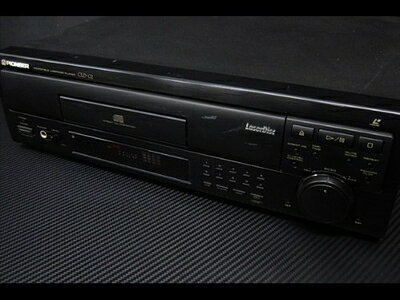 【最短発送日時につきまして】商品のお届け日を「指定なし」としていただきますと最短で発送されます。最短でのお届けをご希望の場合には、お届け日を「指定なし」としてご注文いただきますようお願いいたします。【商品名】Pioneer パイオニア CLD-02 CD/LDプレーヤー（中古品）中古品の特性上、外箱,取り扱い説明書等は基本的には付属いたしません。商品として問題があるものではございません、動作確認済みとなります。商品名に【付属、特典、○○付き、ダウンロードコード】等の記載があっても中古品の場合は基本的にこれらは付属致しません。当店の中古品につきましては商品チェックの上、動作に問題がないものを取り扱っております。ご安心いただきました上でご購入ください。保証等の記載がある場合がございますが、中古品となりますためメーカー保証の対象外となります。あらかじめご承知おきください。【ご注文〜発送完了までの流れ】ご注文は24時間365日受け付けております。当店から商品発送後に発送通知メールが送信されます。発送までの期間といたしましては、ご決済完了後より2〜5営業日程度となります。お届け日を「指定なし」としていただきますと最短で発送されます。【ご注意事項】■返品について当店はお客様都合によるご注文・ご決済後のキャンセル・返品はお受けしておりません。ご承知おきのうえご注文をお願いいたします。■商品画像につきまして掲載されております画像はイメージとなります。実際の商品とは色味・付属品等が異なる場合がございますため、予めご承知おきください。■当店へのご連絡につきましてご連絡の際には購入履歴の「ショップへお問い合わせ」よりご連絡をいただきますようお願いいたします。