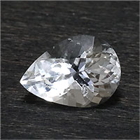 About this stone.. &nbsp; 宝　石　名 ハイアライトオパール （グラスオパール） &nbsp; 重　　さ 0．81ct &nbsp; サイズ 8.2x 5.9x 4.4mm &nbsp; 形　　状 ペアシェイプ&nbsp; &nbsp; 産　　地 メキシコ／ザカテカス &nbsp; 硬　　度 6 &nbsp; 評　　価 ☆☆☆☆☆ &nbsp; 備　考 &nbsp; 鑑別書の作成希望の方はこちらからご注文ください。UVライトを照射して下さい。幻想的なネオンの光が強く輝きます。 遊色を見せないのでコモンオパールの部類に入るオパールですが、 遊色に負けずとも劣らない神秘的な発色を見せるのが こちらのハイアライトオパール（グラスオパール）です。 カラーレスの結晶はまさにグラス（ガラス）な雰囲気。 純粋にキラキラとした輝きを楽しむことも出来ます。 一見、なんの変哲もないカラーレスの石ですが、 UVライトを照射すれば、画像のような強い蛍光発色が楽しめます。 これは結晶内にウラニウムを含んでいるためです。 （人体に影響を与えないほど極めて微量のものです） 蛍光発色をする石は幾つかありますが、これほどの強烈な 蛍光発色を見せるものは珍しいです。