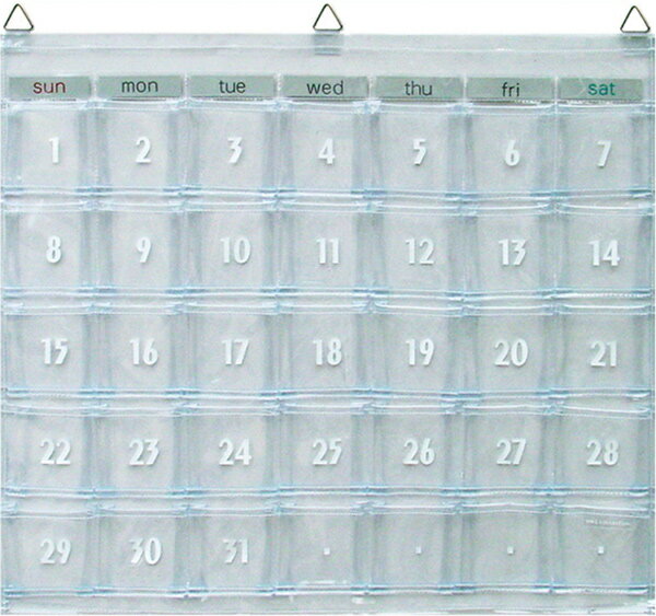 台布もポケットも全部透明なタイプ 1日づつ小さなポケットになっている カレンダーポケットです。マチ付でお薬カレンダーにも。 曜日カードは差し替えて、一年中使えます。 数字は台布にプリントされています。 サイズ：約幅55cm×高さ50cm ポケットサイズ：約幅7.5cm×高7.5cm 素材：本体/クリアービニール ------------------------- 店舗用品、小物整理、ウォールポケット、壁収納、カレンダー 【コンビニ受取対応商品】※商品写真は、お客様の環境やモニターによって色が多少違って見える場合がございます。台布も全部透明のビニールのカレンダーポケット 全部透明なので、下の壁が透けて見えます。マチ付でお薬カレンダーにも。 ※商品写真は、お客様の環境やモニターによって色が多少違って見える場合がございます。