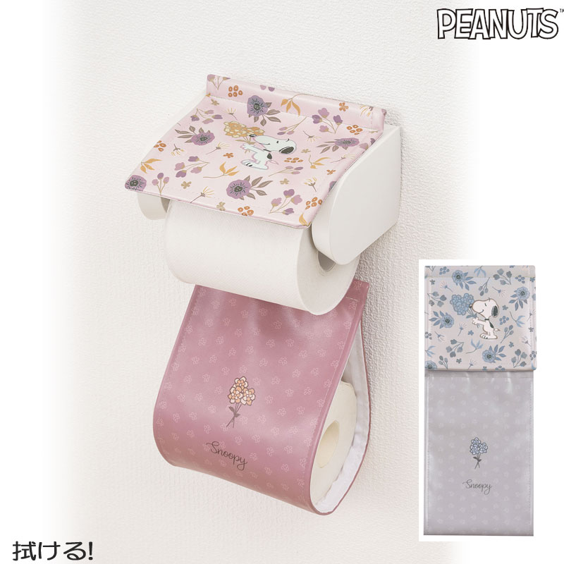 拭けるPVC吊り込みスリッパと同じデザインのペーパーホルダーカバー お客様より　トイレを全部キャラクター柄にすると　ごちゃごちゃしてしまうので小物だけキャラクター物を使いますとお声をいただきました。 大人のスヌーピー好きさんに揃えていただきたいペーパーホルダーカバーです。 PVCに　こんなに綺麗にプリントできるようになったのですね。技術革新すごいです。 布にビニールコーティングしたものではありません。 PVC素材にプリントしています。 スヌーピーとお花の可愛いデザインのペーパーホルダーカバー サッと水拭きできる素材です。 カラー：グレー　ローズ（ローズはピンク系です。） 素材：ポリ塩化ビニル樹脂　PVC その他：中国製 【お手入れ方法】 ・手洗い及び洗濯機での洗濯はできません。 ・汚れた場合は濡れタオルで軽く拭いた後、乾いたタオルで水分を拭き取ってください。 ・漂白剤及びアルコールや次亜塩素酸を含んだ消毒液等は使用しないでください。 ・乾燥機は使用しないでください。 ・こちらの商品は衛生上、一度商品タグを外された場合は、ご返品をお受けする事ができません。商品内容（サイズ等）を必ずご確認の上、ご注文ください。 ※商品写真は、お客様の環境やモニターによって色が多少違って見える場合がございます。スヌーピー ペーパーホルダーカバー ブロッサム 拭けるPVC メール便可 拭けるPVC吊り込みスリッパと同じデザインのペーパーホルダーカバー お客様より　トイレを全部キャラクター柄にすると　ごちゃごちゃしてしまうので小物だけキャラクター物を使いますとお声をいただきました。 大人のスヌーピー好きさんに揃えていただきたいペーパーホルダーカバーとスリッパです。 PVCに　こんなに綺麗にプリントできるようになったのですね。技術革新すごいです。 布にビニールコーティングしたものではありません。 PVC素材にプリントしています。 お色はグレー・ローズの2種類。 スヌーピーとお花の可愛いデザインのペーパーホルダーカバー サッと水拭きできる素材です。 予備のトイレットペーパーを入れられるのでとっても便利。ペーパーホルダーの形状によっては取り付けられない場合もございますのでご購入の前のご確認をお願いします。 ※ペーパーホルダーの形状によっては、取り付けられない場合もございますので必ず以下取付方法を↓↓ご確認の上お買求め下さい※ 同じデザインのスリッパはこちら ※商品写真は、お客様の環境やモニターによって色が多少違って見える場合がございます。