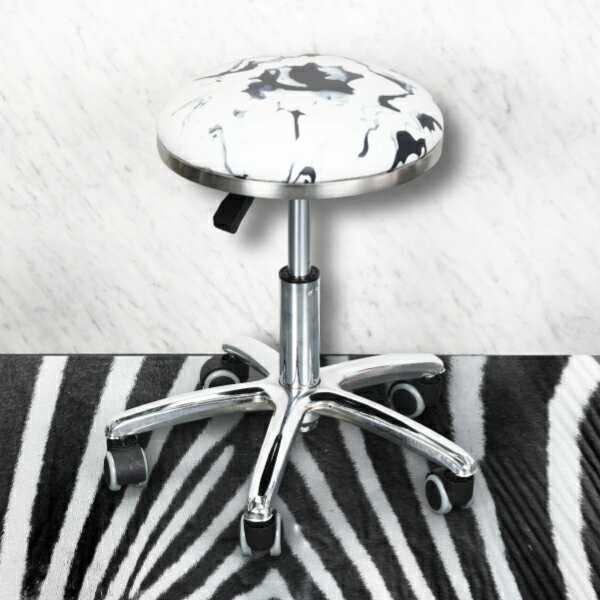 黒と白の模様がサロンにお洒落な雰囲気を演出する柄入りのスツール。 丸みのあるデザインで座り心地も良く、どんなサロンにも合わせやすい。 ●サイズ：座面φ340×座高420〜530mm ●重量:3kg ●耐荷重:約110kg ●シート:PVC、...