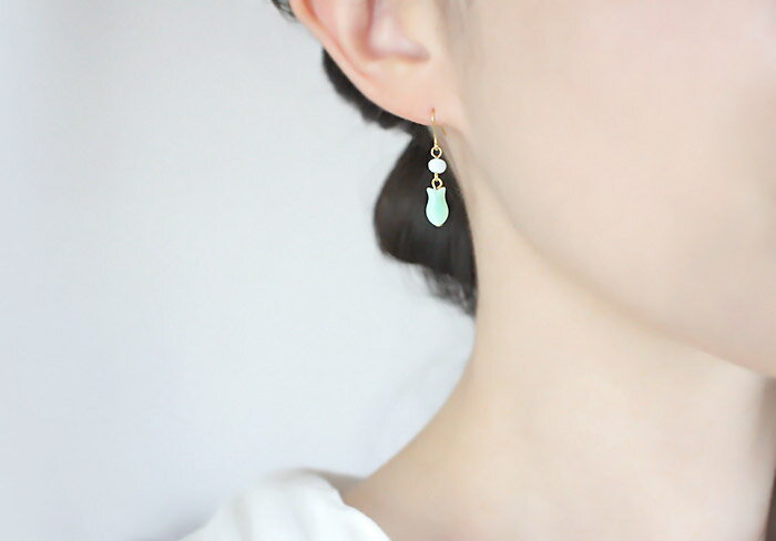 耳元に咲いて揺れる♪チューリップの花ピアス（フロストチェコガラス×うるきらカットガラス）/LO
