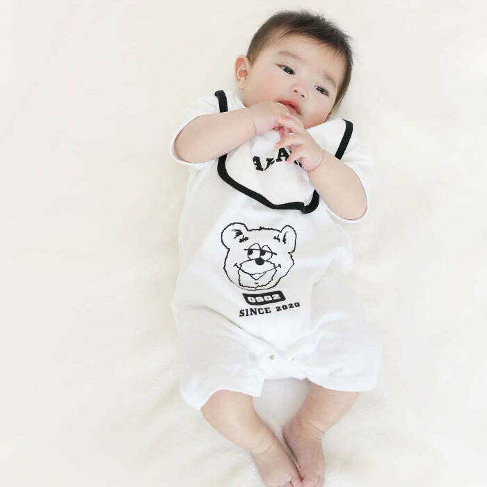 【rompers-bib-set2】名入れTシャツ　シンプルおしゃれ　プレゼント　出産祝い　出産祝いギフト　インスタ映え 名入り　リンクコーデ　名入りTシャツ　お祝い　ベビー袴ロンパース　1歳誕生日　バースデーフォト　ボーンフォト 一升餅