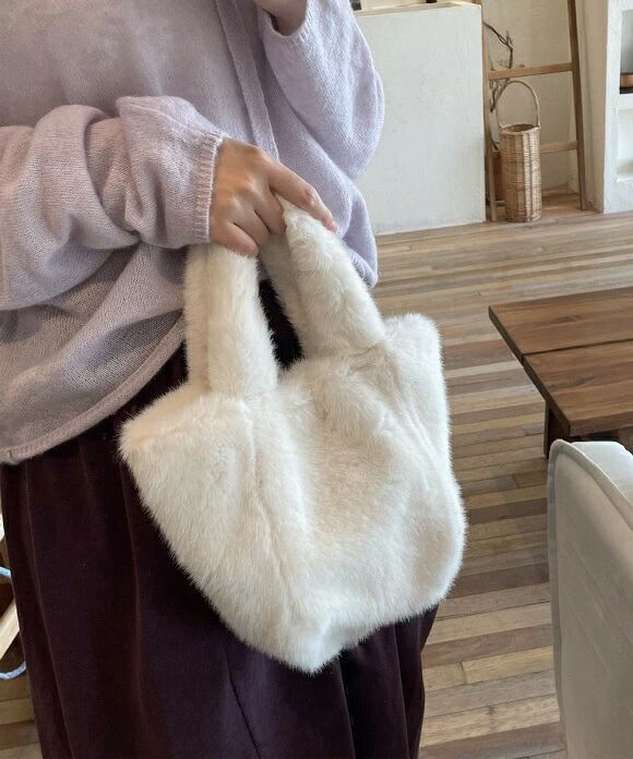 楽天beautivity【新商品入荷】バッグ ハンドバッグ ミニバッグ ファーバッグ もこもこ 服飾雑貨 韓国ファッション 春 秋 冬 冬服 オフィスカジュアル シンプル レトロ クラシカル レディース ファー 台形 ミニハンドバッグ