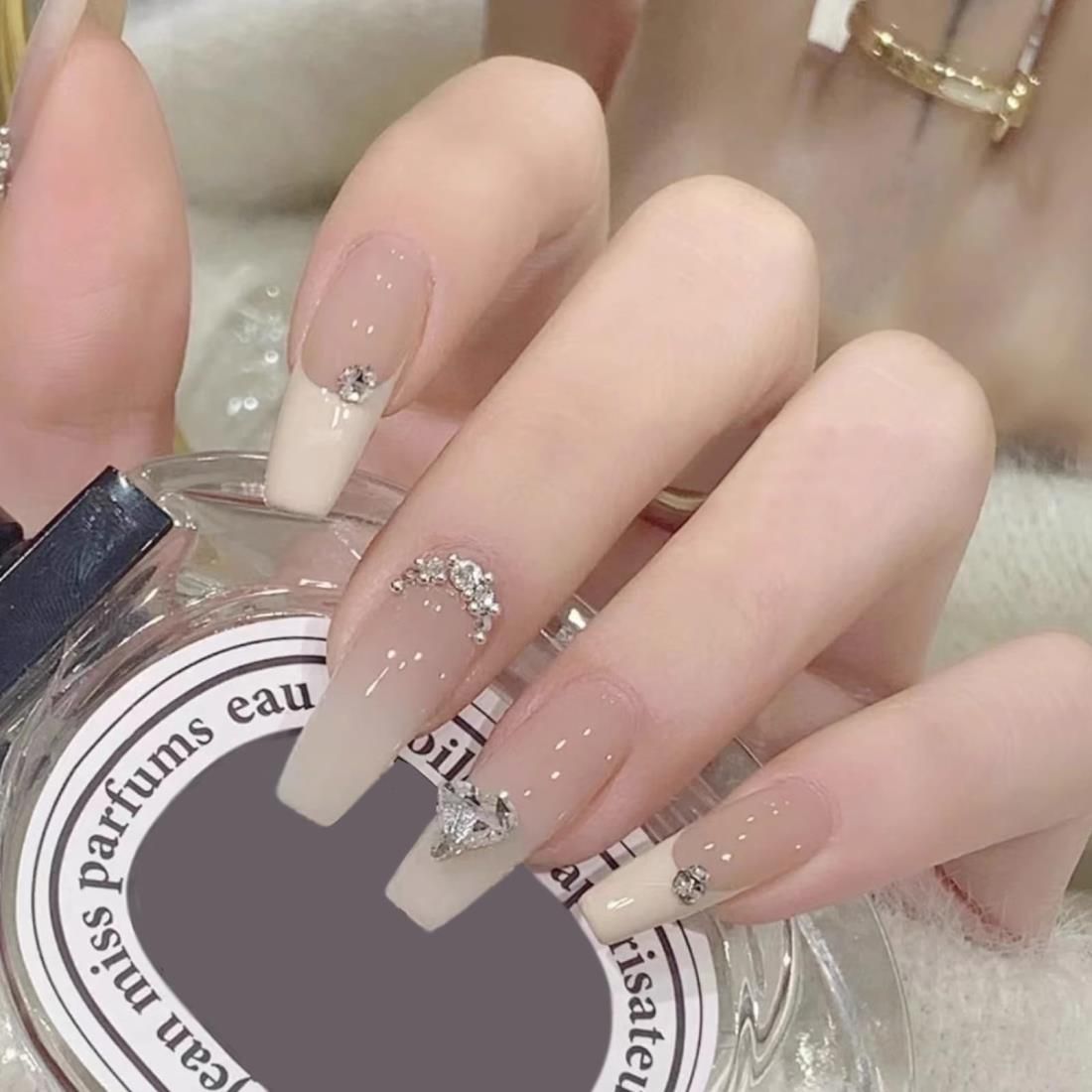 YINKE ネイルチップ 24枚入 ネイルチップ ショート 秋冬 ネイルチップ 人気 和風 かわいい シンプル 人気 ネイルシール 女性おしゃれな 上級 入学式 卒業式 結婚式 パーティー 日常生活に使用できます (C1 ミディアム)