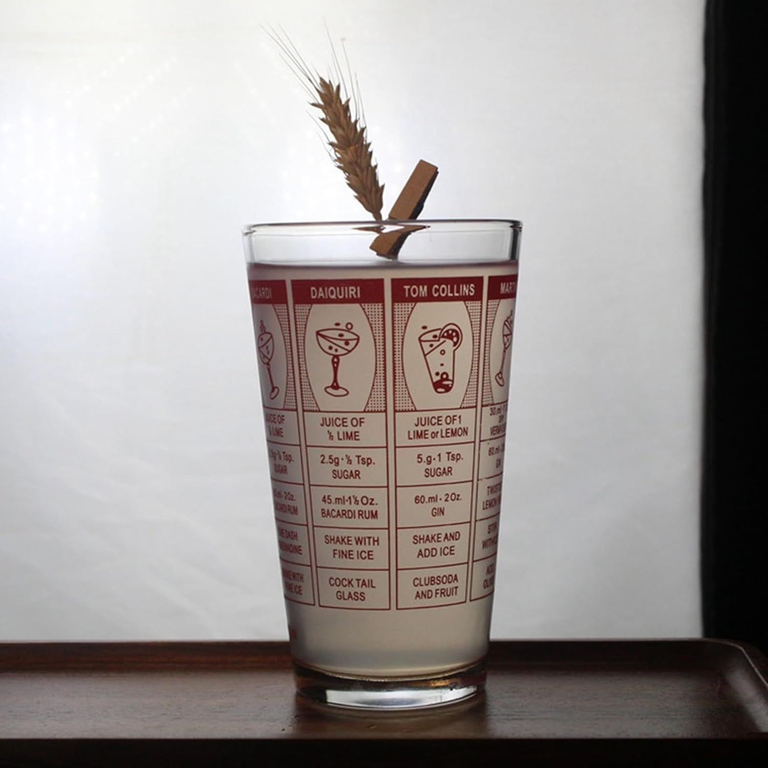 説明 商品の紹介 　　　 -------商品詳細------- もちろんビール以外にも・様々な飲み物を入れてグラスの顔色を楽しみましょう。 エレガントな外観と現代的なデザインがあらゆるテーブルの美的感覚に加え、食卓に彩を与えます。 自分へのご褒美に、スタイリッシュなビールグラスでゲストに提供しましょう。 誕生日、結婚式、父、独身最後のパーティー、クリスマスバスケットに最適です。 おそらく最も使われているグラスカップは、アルコール飲料、カクテル、飲料、水、ジュース、アイスティーに最適です。 ご自宅のバーグラスを別のレベルに引き上げます。 頑丈なバーグラスは、モヒートグラス、ジンとトニックグラス、ラムとコークグラス、トムコリンズグラス、アイスティーグラス、ウォーターグラス、カクテルグラスとして次のパーティーにご使用いただけます。