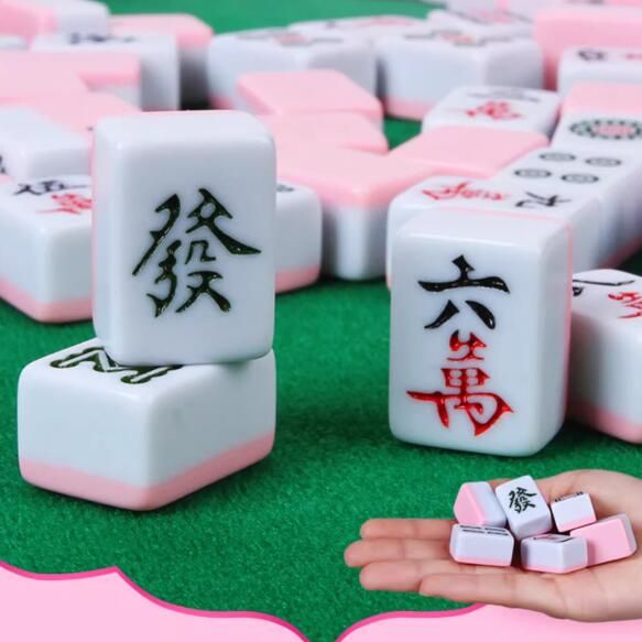 beautivityの麻雀牌 麻雀セット 144枚 収納バッグ付き 麻雀マット付き 超軽量 麻雀パイ 携帯便利 ポータブル 家庭 旅行用 初心者 ミニ 持ち運び便利 サイコロ2個 樹脂材質 おもちゃ ブルー｜アングル3