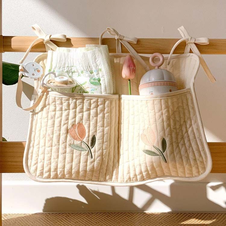 beautivityの【送料無料】赤ちゃん ベビーベッド収納 おむつ収納 ベビーベッド ベビーカー ベビーベッド収納 吊り下げ サイドポケット 小物入れ おむつ入れ ベッドサイド 韓国 キルト キッズ ナチュラル 綿 コットン キルティング 収納ポケット 可愛い おしゃれ 出産祝い プレゼント｜アングル3