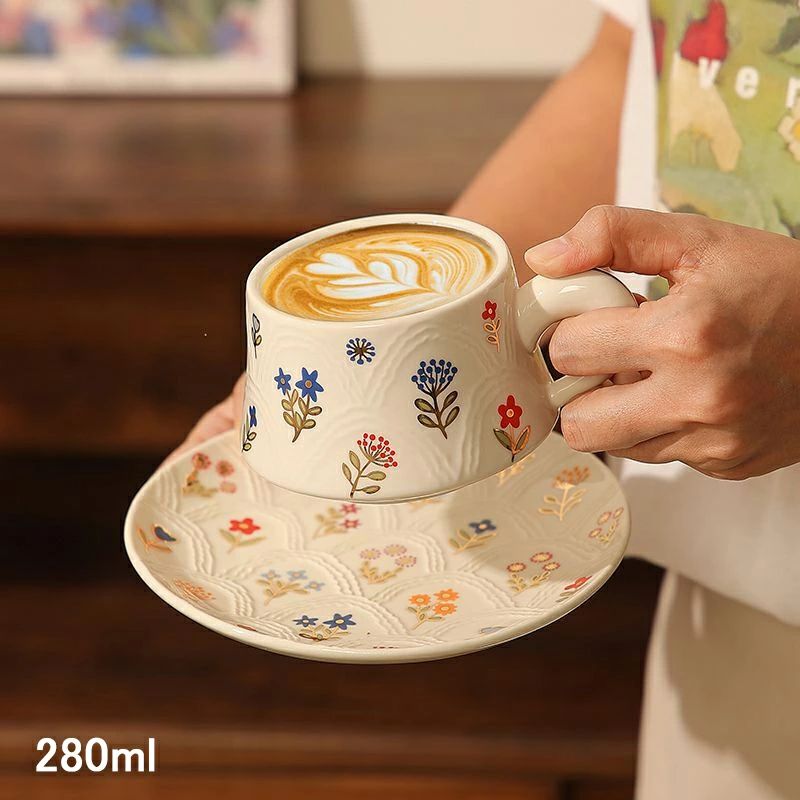 ※商品情報 サイズ：【コップ】口径約8cm　高さ約6.4cm　容量約280ml【ソーサー】直径約16.5cm　高さ約2.6cm 材質：磁器 注意事項： 1.絵具の濃さに違いがあります。 2.模様がかすれている場合があります。 3.線の太さにばらつきがあります。 4.とってのフチの部分がザラつくことがあります。 5.釉薬が流れて、線が歪むことがあります。 6.どのアイテム、絵柄でも同じような現象が起こります。 器表面に極小の「黒点」・「絵の具とび」・「下地まで達していないピンホール」が見られる場合がございます。 テーブルなどに置いた際、ご使用上問題ない程度のがたつきが見られる場合がございます。 エッジ部分の釉薬は下に流れるという特性上、若干薄くなっている場合がございます。 ご使用上の注意 衝撃が加わると割れてケガをする恐れがあります。 直火ではお使い頂けません。 電子レンジ・オーブン・食器洗浄乾燥機は使用できます。各機器の注意表記を十分にお読みのうえ、正しい方法でお使いください。 長期間金属製のスプーンフォークなどで食器を強く擦ると、表面にキズがつきメタルマークが取れなくなることがあります。 お手入れの方法 やわらかいスポンジをお使いください。金属たわしや研磨剤付きスポンジ、クレンザーなどは食器表面にキズをつける原因となります。 少量の洗剤でキレイに洗浄できますが、目に見えない油分が残っている場合があるので、定期的に漂白剤のご使用をおすすめします。 ※ご購入頂前にかならずご確認下さいませ。 ※商品ページに記載のサイズと商品タグに記載のサイズは、採寸方法の違い（ヌード寸法・製品寸法）により表記が異なる場合がございますので予めご了承下さい。 ※お使いのスマホの画面やパソコンのディスプレイにより、実物とは色合いや色の濃淡が異なって見える場合がございますのでご留意くださいませ。