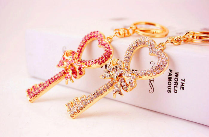 【ネコポス便対応】キラキラ ハート キー形 タッセルチャーム スウェード バッグ タッセル チャーム キーホルダー レディース イニシャル フリンジ バッグチャ...