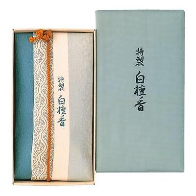 商品説明・仕様 特製白檀香は厳選吟味したインド産白檀を用いています。 天然の香料をふんだんに使った、より本格的な白檀の甘い香りです。 穏やかに香りがお部屋に広がります。 【お楽しみいただくために】 ご来客の前に玄関や居間で。音楽や読書を楽しむ際に。 ご来客などの30分ほど前に焚き終えると、ほのかに漂う残り香が楽しめます。 その場で楽しむ際は、ほのかに香りが漂うよう、少し離れたところで焚くのがおすすめです。 金色の紐をほどいて包みを開くとコーン型のお香と簡易香立、そして香りの特徴やお香のたき方を記した能書が入っています。 お香は小袋入り 燃焼時間：約12分 サイズ・容量：24個、お香サイズ：径約9mm×約20mm 原材料：タブ粉、香料 使用方法●お香の先端に火をつけ煙をくゆらせてください。 注意事項●火の取り扱いには十分ご注意ください。●お子様の手の届かないところでご使用ください。●お香をたく際は、簡易香立にお香をのせ、さらに灰を受けるに十分な大きさの不燃性のお皿を下に敷いてお使いください。 製造国：日本 発売元：株式会社日本香堂 広告文責（有）テクノウエア TEL 06-4307-6393 ※パッケージデザイン・仕様は予告なく変更することがあります。