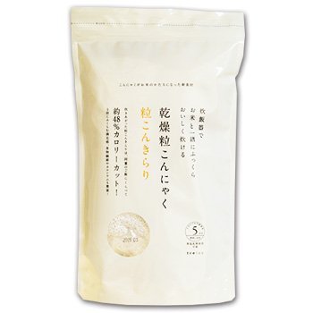 商品説明・仕様 炊飯器でお米と一緒にふっくら美味しく炊ける。茶碗一杯(約150g)と比べ、エネルギーが約48カロリーカット。 使用方法: 1.お米だけを洗い、水を切る。*粒こんきらりは洗わずにお使いください。 2.水を切ったお米に、粒こんきらりを加える。1袋(65g)がお米一合に相当します。 3.水加減は、白米を炊く場合と同じです。水を加え、軽くかき混ぜて、通常通りに炊飯してください。 容量：325g(65g×5本) 原材料：タピオカでんぷん、こんにゃく粉、貝カルシウム、水酸化カルシウム、クエン酸 個装サイズ(cm)・重量(g):縦4.1奥行27横16重量343.587 製造国：インドネシア 発売元：トレテス パッケージ順次自然切り替えとなります。 ＜変更点＞ ●ジッパーチャックがなくなります。 かねてよりお客様の利便性を考え、開封後、再封入できるようジッパー付き包材としておりましたが、内容物に関しても密封シール包装を行っており、ジッパー不要とのお声をたくさん頂戴しておりました。 お声を反映し、ジッパーなし袋へ移行することといたしました。 ●「小分けタイプ」表示の追加 お客様から「中身が小分けされているのか」とのお問い合わせを多数いただいておりましたので、表面、裏面に「小分けタイプ」と表示を追加いたしました。 ●裏面の調理例写真を割愛いたしました。 裏面に「リゾット」の調理例を入れておりましたが、写真の印刷コスト削減および、ホームページのレシピ拡充を実施いたしましたので、このたび写真を割愛いたしました。 ●栄養表示欄外に追記事項 かねてよりお客様から「炊飯後のカロリーが下がる理由」のお問い合わせを多数いただいておりましたので、 栄養表示の欄外に「炊飯後、重量が約4倍に膨れるため、100gあたりのカロリーと糖質が下がります。」の文言を追記いたしました。 広告文責（有）テクノウエア TEL 06-4307-6393 ※パッケージデザイン・仕様は予告なく変更することがあります。※こちらの商品は、納期が不安定な商品です。ご注文のタイミングによっては、通常納期よりも大幅に遅れる場合があります。お急ぎの場合は、事前にお問い合わせをお願いいたします。