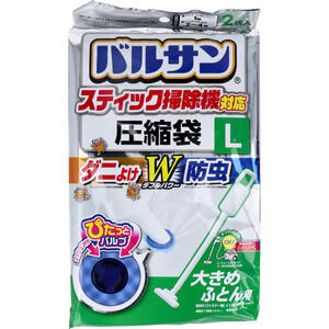 商品説明・仕様 クッション付きぴたっとバルブ！ ●バルブにクッションがついているので色々なノズル形状にフィットします。 ●収納期間目安：約6ヶ月。 【使用上の注意】・ダウン70％以上の羽毛製品に使用できます。羽製品やフェザーの多い羽毛製品には使用しないでください。(羽根が折れて厚さが戻らなくなったり、圧縮袋をキズつけて空気もれの原因となります。)また、起毛処理された物(毛足の長い物)・皮革製品にも使用しないでください。・収納物の材質表示をご確認の上ご使用ください。圧縮に適しているが不明な場合は、ふとん・毛布をお買い上げの店舗・メーカーまでお問い合わせください。・収納物は充分に乾燥させてください。・収納物のサイズ・厚みなどにより収納枚数は異なります。・収納物の入れすぎは空気もれの原因となります。・収納物の素材・種類・使用状況により圧率・回復率は異なります。・押入れなどの収納場所はよく掃除してください。ゴミなどがあると圧縮袋をキズつけるおそれがあります。・空気もれの原因となりますので圧縮のファスナー部分を折り曲げないでください。・袋の穴あきや破損の原因となりますので圧縮袋を引きずったり、押さえつけたりしないでください。・防虫剤・防カビ剤などは併用しないでください。収納物の変色・変質の原因となります。・圧縮収納後も空気が入っていないか時々確認してください。・収納目安は約6ヶ月間です。6ヶ月を越えると圧縮率が低下して元に戻る場合がありますので、長期間収納する場合は6ヶ月くらいに一度取り出して天日干しするか、乾燥機で乾燥させてからもう一度圧縮してください。・圧縮袋は繰り返し使用できますが、使用していくうちにキズや劣化などにより圧縮できなくなります。・火のそばに近づけたりキズをつけたりしないでください。・廃棄時は各自治体の定める方法に従って処理してください。 【材料表示】・圧縮袋：ナイロン・ポリエチレン・バルブ：ポリプロピレン・ポリエチレン・シリコーンゴム・クッションリング：発泡EVA樹脂・スライダー：ポリプロピレン・添加物：芳香族化合物(ダニよけ成分)、ピレスロイド系防虫成分 【サイズ】約90(ファスナー幅)×120(奥行)cm 【収納の目安】・セミダブル掛けふとん：1枚・セミダブル毛布：2～4枚 【使用方法】(1)ダニやカビの発生を効果的に防ぐために、収納物は充分に乾燥させてください。(2)ふとんや毛布を圧縮袋の大きさに合わせてたたんで入れてください。(3)ファスナー部分の内側を乾いた布で軽く拭いてください。 異物がはさまっていると空気が入る原因になります。(4)スライダーをしっかりはさみながらゆっくりスライドさせて閉じます。(5)バルブに掃除機ノズルの先端を垂直にあて、掃除機のスイッチを入れ吸引してください。・掃除機のスイッチを切り、掃除機ノズルをはずして完成です。 ★ファスナーの確認・最後にファスナーが完全に閉じているかどうか、再度指で確認してください。 【掃除機を使用する際の注意】・掃除機の機種によって使用できないものがあります。・スティックタイプ・ハンディタイプの掃除機では、吸引力が弱いため圧縮きません。・ご使用になる掃除機の取扱説明書をご確認ください。・掃除機内のゴミはご使用前に必ず捨ててください。 吸引力が低下し圧縮できなかったり、モーターに負担がかかり故障の原因となります。・1分以上の連続吸引はしないでください。モーター熱による故の原因となります。・吸引開始後1分程たっても圧縮が完了しない場合は、掃除機を止め10分程おいてから再度やり直してください。・モーターの加熱により機がストップした場合はモーターの保冷機能が作動している場合があるので、約2時間ほど運転を控えてください。・続けて2袋上圧縮する場合は、30秒以上空運転してから吸引してください。・圧縮袋に入れた収納物を上から手で押さえると吸引が早く進みます。 内容量：2枚入 製造国：中国 発売元：レック株式会社 広告文責（有）テクノウエア TEL 06-4307-6393 ※パッケージデザイン・仕様は予告なく変更することがあります。