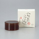 商品名 へちま茶石けん はちみつ入り 内容量 100g ブランド へちまここち 販売元 有限会社へちま産業 生産国 日本 全成分 石ケン素地（馬油）、ヘチマ水、スクロース、ヘチマ葉エキス、グリセリン、塩化Na、はちみつ、ヒノキ油、クエン酸Na 使用上のご注意 お肌に異常が生じていないか、よく注意をしてご使用ください。 お肌に合わないときは使用を中止し、専門家へご相談ください。 販売元：有限会社へちま産業 生産国：日本 商品区分：石鹸 広告文責：株式会社コスメランド 0120-571-578 へちまここちは、 40年間へちまを大切に育ててきた 生産者のへちま愛から生まれました。 昔から日本人に愛用され、 肌にも体にもやさしい魅力あふれる「へちま」。 今では意外と知られていない「へちま」の魅力を、 現代生活をおくる皆様にこそ是非 知っていただきたい、使っていただきたい、 そして後世に残していきたい。 そんな生産者の思いから 「へちまここち」が生まれました。 毎日のくらしにへちまのここち良さを へちまづくり 富山県射水市、目の前に広がる北アルプス立山連峰 富山県のほぼ中央に位置し、雄大な北アルプス立山連峰を東に仰ぎ、古くは万葉集にも歌われ、野・山・海の幸に恵まれた射水（いみず）。北アルプス立山連峰を始めとする2000〜3000メートル級の山々に三方を囲まれ、清澄な雪解け水は、地下へも涵養され豊富な地下水となり田畑を潤します。 40年間、農薬を一切使わず育てている安心なへちま 自社農場で農薬を使用せず、自家採取の種からへちまを育ててきた畑には、多くの有益な微生物がへちまの生育を助け、良質なへちまを供給してくれています。 自社農場の無農薬へちまを使用 今から約40年前、全国的に村おこし町おこしが叫ばれ、一村一品運動が盛んな時期に、大島町（現在射水市）を代表する特産物を作ろうと有志が集まり、ヘチマ生産の取り組みが始まりました。当初は栽培技術も販路も確立されていない中、まさに手探りの状態でしたが、安心安全なへちまをお届けしたいとの思いから、当初から現在に至るまで農薬を一切使わずにひとつひとつ手間をかけて大切に育ててきました。へちまここち工房のへちまには生産者の愛情がたっぷりと注がれています。 そもそもへちまって何？ へちまは熱帯アジア（インドあたり）が原産のウリ科の一年草。中国を経て室町時代（1520年ごろ）に日本に伝わり江戸時代初期に民間に広まったと言われています。 『本草綱目』（中国・明時代の薬学書）には、へちまの効用として、熱を除き、痰を去り、血を冷やし、解毒の効果があり、血行をよくし、神経系を整え、乳の出をよくし、利尿作用があって腫れをとり、痛みを去って、皮膚病を治すとあります。 へちまの幼果は食用としても親しまれ、台湾では小籠包の具として、沖縄ではナーベラーチャンプルーとして、南九州では煮物・焼きもの・みそ汁の具として食べることが多いようです。 日用品も全て手作業で謹製 無農薬にこだわり40年、へちまを種から育て、栽培・収穫・加工・製造販売まで一貫した製品作りを行っております。近年、皮膚のアレルギー症状や化学製品を避ける傾向から、自然素材の良さが見直されています。へちま繊維はほどよい触感があり、吸水性と通気性にすぐれていることから、いろいろな暮らしに幅広く役立ってきました。浴用品から日用品、和装小物まで、すこやかで快適な生活のお手伝いをいたします。無添加 へちま茶石けん はちみつ入り 〔乾燥肌・敏感肌〕 乾燥しがちなお肌の方に安心して使える完全無添加の手作り石けん 精製した馬油に無農薬栽培した自社農場のへちま葉を贅沢に使用して、精製水の代わりにへちま水100%で釜焚き製法に、はちみつを入れた完全無添加のやさしい手作り石けんです。秋冬の乾燥しがちな季節や、エイジングケアにもお使いいただけ、やわらかく透明なお肌へと導きます。 ※無添加の為、徐々に変色しますが成分に問題はありませんので安心してお使いいただけます。