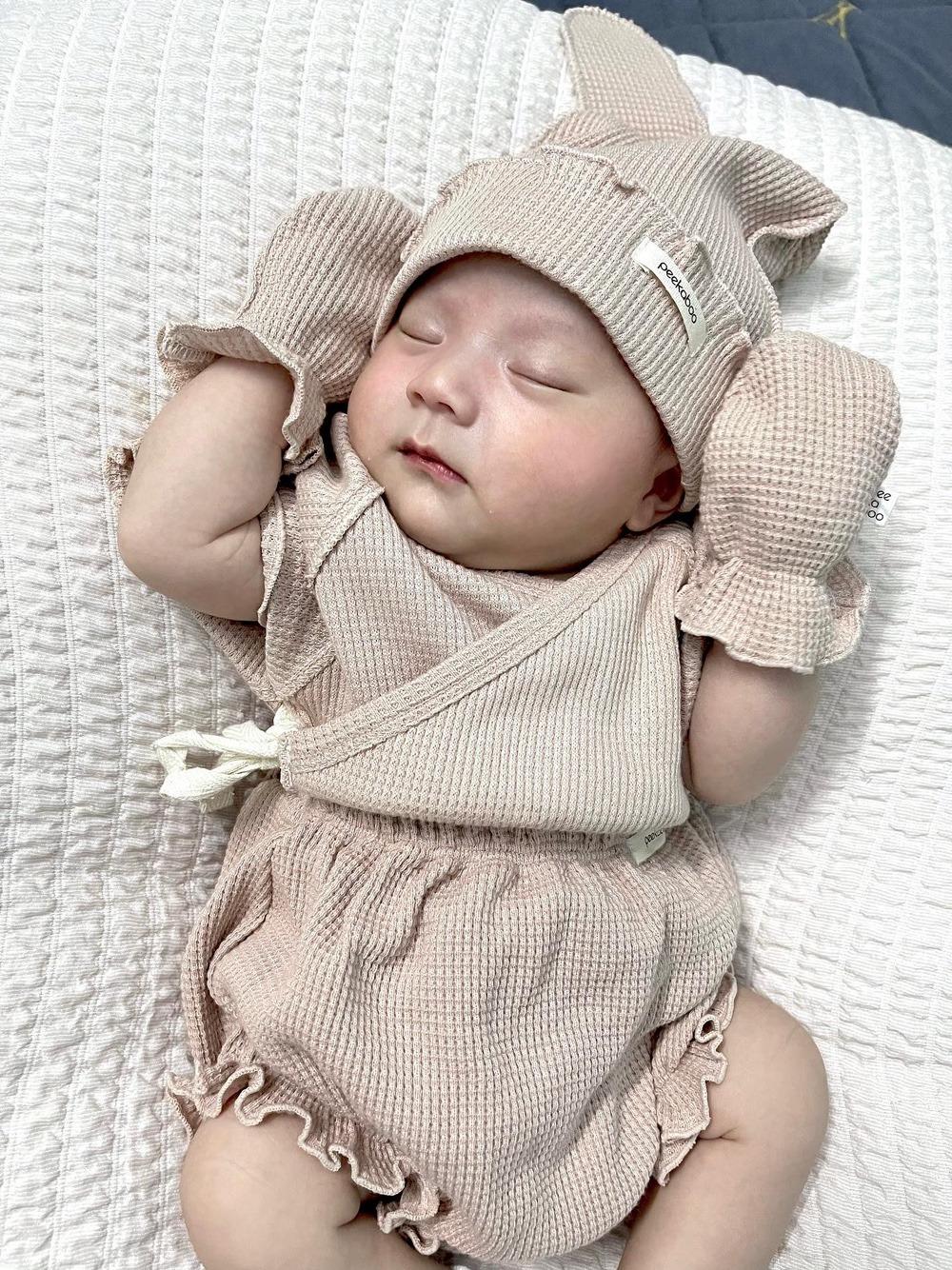 ニューボーン4点セット【正規品】peekaboo 退院着 夏 ワッフル メロー 半袖 新生児 yes newborn set ニューボーン フォト セット peekaboo newborn 退院着 新生児服 帽子 ひっかき防止 手袋 ニューボーンフォト 出産祝い ベビー ナチュラル 韓国 ベビー服 べべリン 3