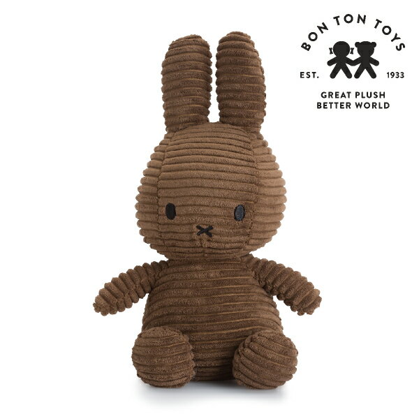 ※クリックすると別ウィンドウで表示されます。Miffy Corduroy ミッフィーぬいぐるみ 23cm ブラウン商品番号：MI0028 ・サイズ：W17 x D11.5 x H23 [cm] ・素材：ポリエステル、ポリエステル繊維、ナイロン ミッフィーは、オランダ生まれの小さなうさぎの女の子♪正直で純真で勇気があり、いつも楽しい事に興味津々で、とても親しみやすいキャラクターです。生みの親である、ブルーナさんは「子どもには、いろいろ知ってもらいたいし、多くのものを感じてもらいたい」という想いで、ミッフィーを誕生させました。そんな子どもが大好きなブルーナさんの想いが込められたミッフィーは、誕生した赤ちゃん、子どもたち、大切な人へのプレゼントにぴったりです。カラーバリエーションも豊富で、愛を込めたミッフィーを贈ってみませんか。落ち着きがあり、人がほっとする時間に寄り添うブラウンは温かい空間のインテリアにぴったり。はっきりとした濃いめのチョコレートのような大人っぽいミッフィーは、甘く、優しい表情で和ませてくれます。男の子にも、女の子への出産祝いに喜んでいただけるのは、もちろん大人の方へのプレゼントにもおすすめです。また、マンスリーフォトの小物としても人気で、他の暖色カラーと合わせるとおしゃれに成長の過程を残すことができますよ。23cmとお子さまにも取りやすいサイズで、ベビーカーやチャイルドシートにも乗せやすく、お出かけのお供にも最適♪ 「あす楽」ご注文方法 「あす楽」ご利用の際の注意点 あす楽商品ご注文は、早急に発送のご準備にとりかかりますため、キャンセル・追加・各種ご変更を承ることができません。 12時以降のご注文および、弊社休業日のご注文に関しましては翌営業日の発送となります。あらかじめご了承ください。 お届け時間のご指定はできません。 ご注文内容に不備など確認事項がある場合、確認完了後の発送となります。