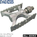 三ヶ島ペダル(MKS) ツーリングライト EZYスーペリア ペダル(シルバー) 自転車 ペダル ・回転機構部まで研磨を施し、さらには高精度ボールベアリングを採用している 高回転性能ハイスペックモデル。 ・側板はTOURING-LITE Short と同様の短いサイズとなります。 ・MKSオリジナルの簡単脱着機構EzySuperiorシステムにより工具なしで簡単容易に脱着が可能。 折りたたみ自転車や輪行に最適です。 ※Ezy SuperiorシリーズとEzyシリーズとは互換性がありません。ご注意ください。 【仕様】 ボディ ：アルミ 側板：アルミ/アルマイト サイズ：W86×L69 ※サイズ表記：W＝踏み面横幅、L＝踏み面前後幅 踏み面：両面 ベアリング：高回転性能ボールベアリング トウクリップ装着：可 リフレクター：取付可 おすすめ用途：ロード ツーリング 輪行 街乗り 重量：380g 決済を銀行振込でお考えの方　こちらをお読みください。三ヶ島ペダル(MKS) ツーリングライト EZYスーペリア ペダル(シルバー) 自転車 ペダル ・回転機構部まで研磨を施し、さらには高精度ボールベアリングを採用している 高回転性能ハイスペックモデル。 ・側板はTOURING-LITE Short と同様の短いサイズとなります。 ・MKSオリジナルの簡単脱着機構EzySuperiorシステムにより工具なしで簡単容易に脱着が可能。 折りたたみ自転車や輪行に最適です。 ※Ezy SuperiorシリーズとEzyシリーズとは互換性がありません。ご注意ください。 仕様 ボディ アルミ 側板 アルミ/アルマイト サイズ W86×L69 ※サイズ表記：W＝踏み面横幅、L＝踏み面前後幅 踏み面 両面 ベアリング 高回転性能ボールベアリング トウクリップ装着 可 リフレクター 取付可 おすすめ用途 ロード ツーリング 輪行 街乗り 重量 380g ツーリングライト EZYスーペリア ペダル シルバー ブラック