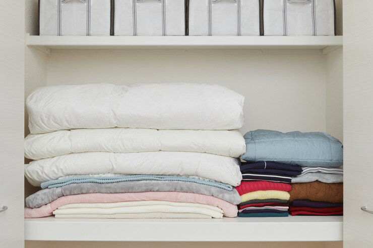 リコメン堂寝具館の衣類圧縮袋 小分け衣類用 約60cm×70cm 手押し 掃除機いらず 簡単圧縮 ロック機能戻りストップ 折り畳み 丸めて アール R-2004(代引不可)【送料無料】｜アングル3