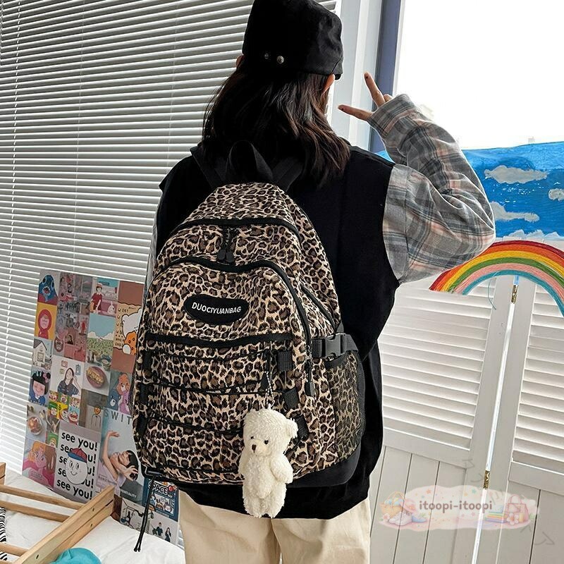 荷物の多い日にもデイリーに商品名 ストラップリュックサックオススメ POINT・大容量だから荷物の多い日に大活躍★・教科書や部活道具もしっかり入る★・ママバッグにもピッタリ★・日帰り旅行や帰省にも抜群の力を発揮してくれる★・ちょっとしたプレゼントにも★生地感・通年使えるサッパリ生地 【原産国／製造国: 中国】 .レディースリュック 通勤用リュック 通学用リュック 仕事用バッグ 大容量リュック 軽量バッグ レオパード柄 ヒョウ柄 韓国ファッション おしゃれリュック 大人向け 通勤通学 遠足バッグ 学生リュック A4収納 A3収納 きれいめデザイン 防水 撥水 多機能 ポケット豊富 コンパクト 耐久性抜群 デイパック バックパック カジュアル バッグ 人気 ブランド ファッション プレゼント ギフト 旅行用バッグ スポーツバッグ 母の日 軽量 通勤バッグ 収納力抜群 大学生 高校生 散歩 アウトドア。 指定された配送時間は承っておりません。【タカミストア】