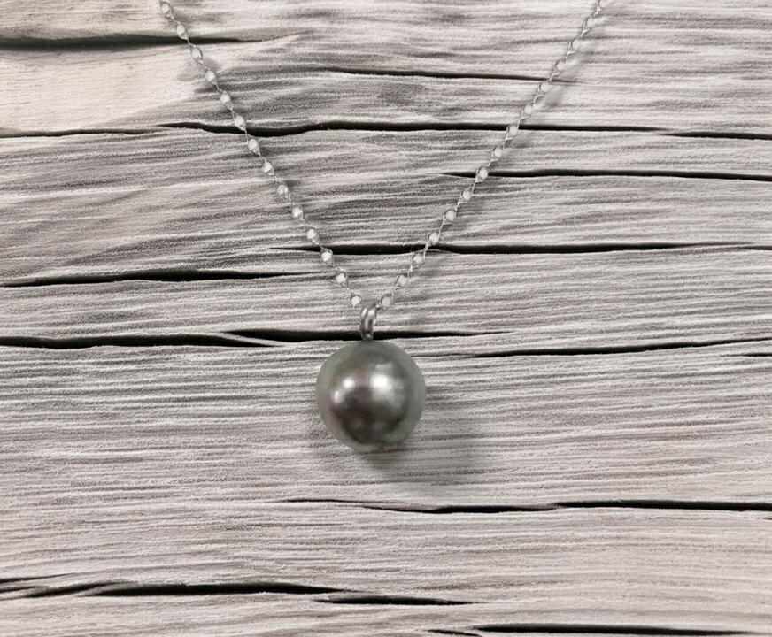 SUPER-ポイント20倍 チタン 黒真珠約8mmx1個 ネックレス 健康 純チタン＆天然黒真珠ネックレス 輝く平小豆【細】 【選べる長さ35-45cm】【注：エクボなど天然由来の傷あり】【天然の黒・緑・赤など自然光で発色するパールです】