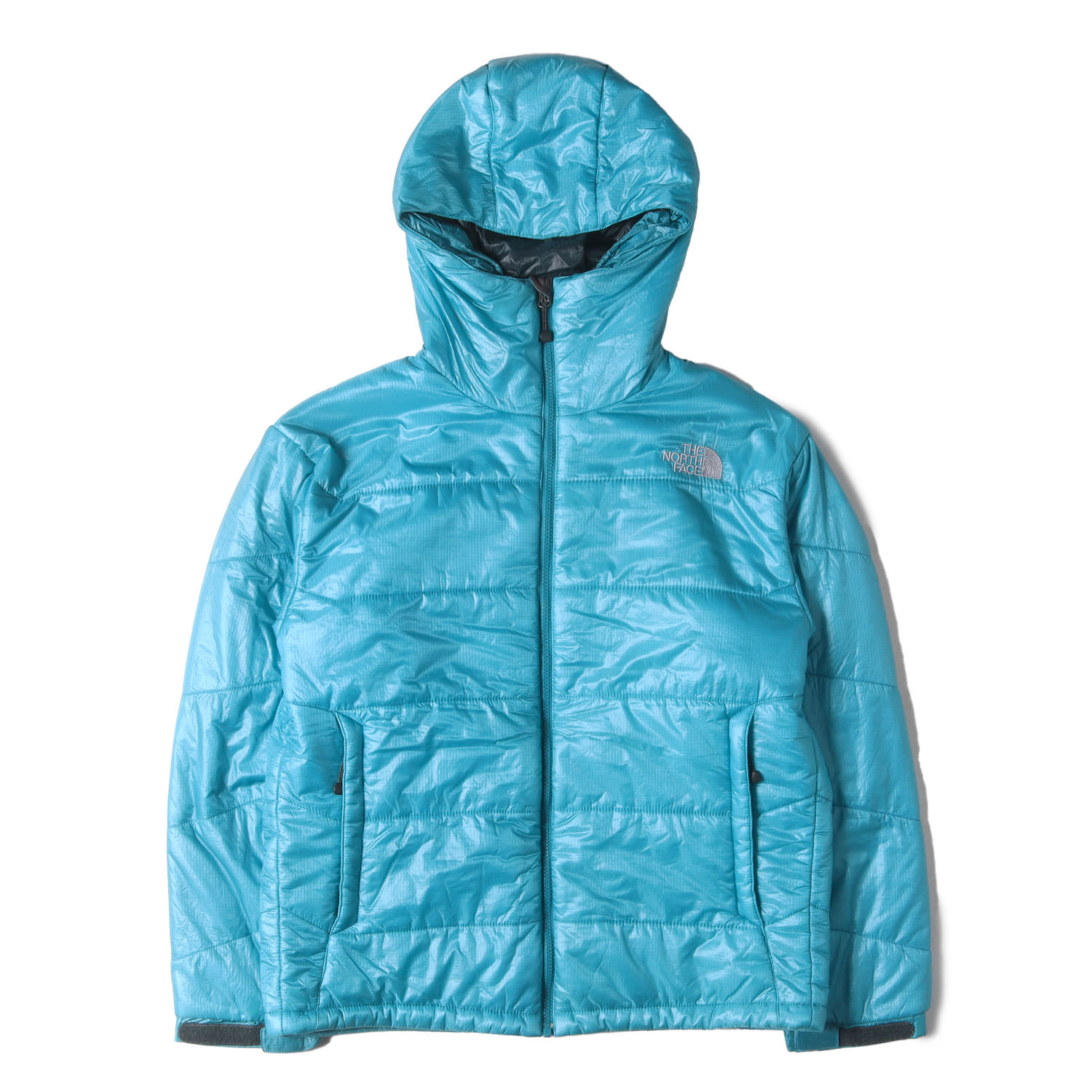アイテム紹介 ブランド名 THE NORTH FACE(ザ ノースフェイス) 正式タイトル Trango Jacket 品番 NY17700 素材 表地 ナイロン100% /中綿 ポリエステル100% 商品説明 ・表地、表地 リップストップナイロン生地 ・中綿 保温性の高い光電子プリマロフト ・20洗80点撥水加工 ・軽量モデル ・フード、裾 ドローコード付き カラー ライトブルー サイズ L 着丈約68cm(背中襟下から)×身幅約61cm(脇下から)×肩幅約52cm×袖丈約61cm(肩上から) 状態 B.中古（良品） ・袖口に薄汚れや使用感が見られますが、その他に特筆する汚れやダメージはありません。 代理店タグ 株式会社ゴールドウイン 付属品 なし 注意 この商品は実店舗・その他ショッピングモール併用の商品です。売り切れの場合はご了承ください。 色がある場合、モニターの発色の具合によって実際のものと色が異なる場合があります。 他の商品を探す アイテム別で探す≫カテゴリー別で探す≫ その他「THE NORTH FACE(ザ ノースフェイス)」商品一覧はこちらTHE NORTH FACE(ザ ノースフェイス) アイテム紹介 ブランド名 THE NORTH FACE(ザ ノースフェイス) 正式タイトル Trango Jacket 品番 NY17700 素材 表地 ナイロン100% /中綿 ポリエステル100% 商品説明 ・表地、表地 リップストップナイロン生地 ・中綿 保温性の高い光電子プリマロフト ・20洗80点撥水加工 ・軽量モデル ・フード、裾 ドローコード付き カラー ライトブルー サイズ L 着丈約68cm(背中襟下から)×身幅約61cm(脇下から)×肩幅約52cm×袖丈約61cm(肩上から) 状態 B.中古（良品）・袖口に薄汚れや使用感が見られますが、その他に特筆する汚れやダメージはありません。 付属品 なし 注意 この商品は実店舗・その他ショッピングモール併用の商品です。売り切れの場合はご了承ください。 色がある場合、モニターの発色の具合によって実際のものと色が異なる場合があります。 同ブランド商品 その他「THE NORTH FACE(ザ ノースフェイス)」商品一覧はこちら