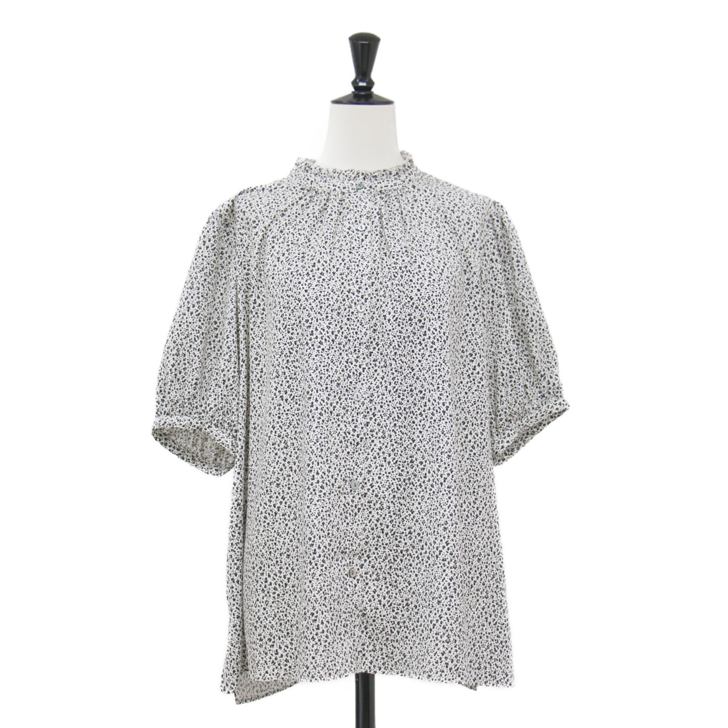 Rakuten - 23区 ニジュウサンク ブラウス アイボリー サイズ:46(XXL) | 22春夏 バックサテンアムンゼン プリント フリル ブラウス / 5分袖 パフスリーブ フリル ギャザー スリット ボックスシルエット フラワーモチーフ | トップス カットトップス【レディース】【中古】【K4806】