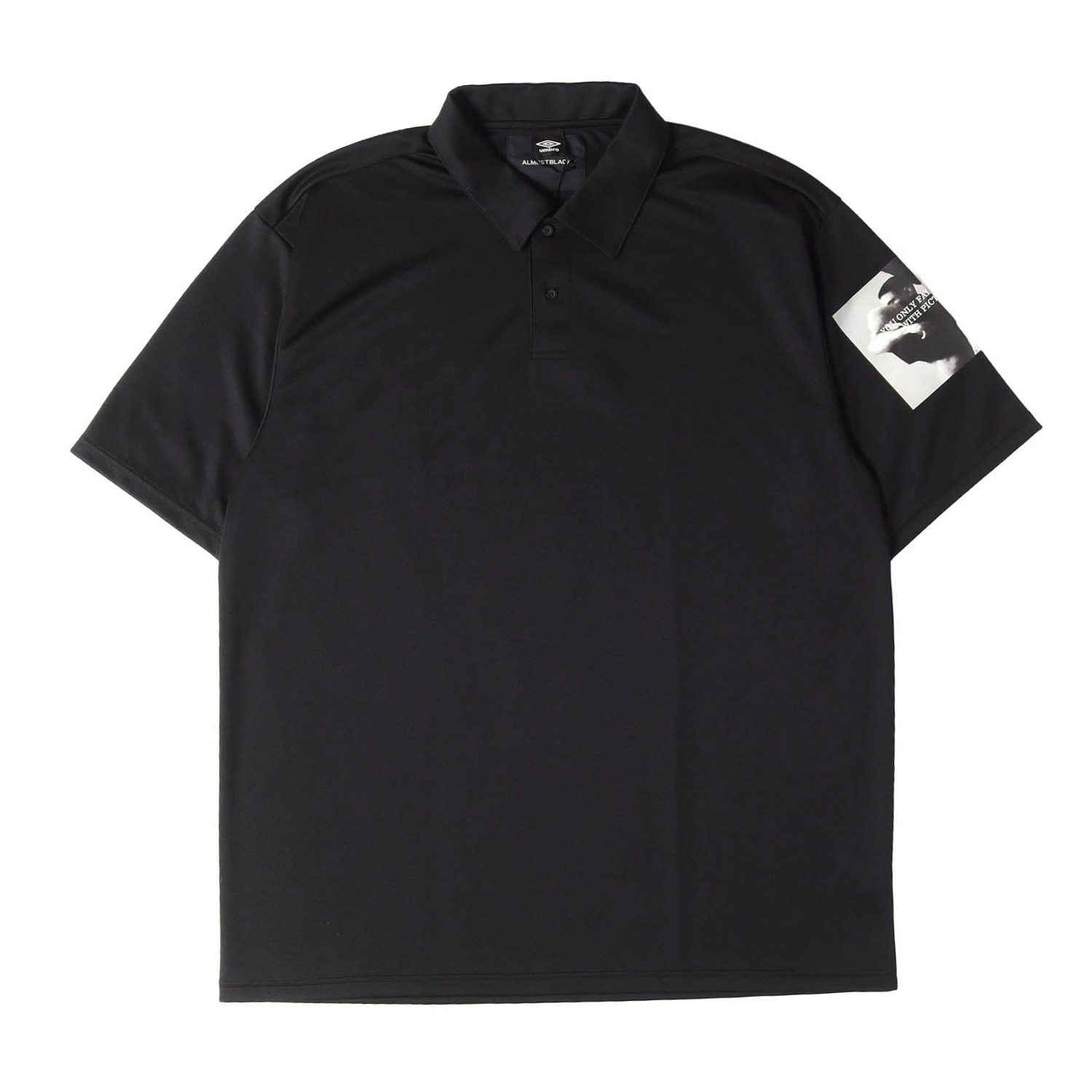 ALMOSTBLACK オールモストブラック ポロシャツ ブラック 黒 サイズ:XC(3) | UMBRO Peter De Potter フォトグラフィック ロゴ ジャージー ポロシャツ | トップス 半袖【メンズ】【K4846】