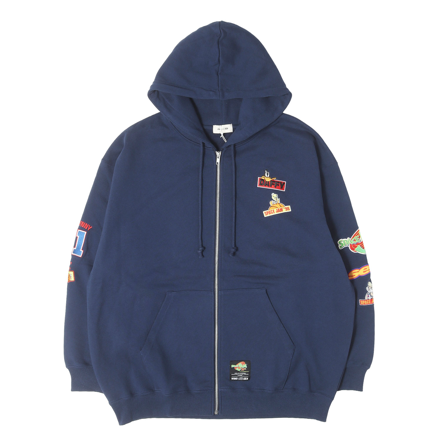 アイテム紹介 ブランド名 WIND AND SEA(ウィンダンシー) リリース時期 2026年春夏 正式タイトル WDS ZIP-UP HOODIE 品番 WDS-C-SJM-26-Q2-CS-01 素材 本体: コットン100% リブ部分: コットン95% ポリウレタン5% 商品説明 映画"SPACE JAM"の30周年を記念したコラボシリーズです。ボディに裏毛スウェットを使用し、多数のワッペンやプリントをあしらったフルジップパーカーになります。 カラー ネイビー サイズ L 着丈約71cm(背中襟下から)×身幅約74cm(脇下から)×肩幅約63cm×袖丈約57cm(肩上から) 状態 SS.新品・未使用 付属品 タグ 袋 注意 この商品は実店舗・その他ショッピングモール併用の商品です。売り切れの場合はご了承ください。 色がある場合、モニターの発色の具合によって実際のものと色が異なる場合があります。 他の商品を探す アイテム別で探す≫カテゴリー別で探す≫ その他「WIND AND SEA(ウィンダンシー)」商品一覧はこちらWIND AND SEA(ウィンダンシー) アイテム紹介 ブランド名 WIND AND SEA(ウィンダンシー) リリース時期 2026年春夏 正式タイトル WDS ZIP-UP HOODIE 品番 WDS-C-SJM-26-Q2-CS-01 素材 本体: コットン100% リブ部分: コットン95% ポリウレタン5% 商品説明 映画"SPACE JAM"の30周年を記念したコラボシリーズです。ボディに裏毛スウェットを使用し、多数のワッペンやプリントをあしらったフルジップパーカーになります。 カラー ネイビー サイズ L 着丈約71cm(背中襟下から)×身幅約74cm(脇下から)×肩幅約63cm×袖丈約57cm(肩上から) 状態 SS.新品・未使用 付属品 タグ 袋 注意 この商品は実店舗・その他ショッピングモール併用の商品です。売り切れの場合はご了承ください。 色がある場合、モニターの発色の具合によって実際のものと色が異なる場合があります。 同ブランド商品 その他「WIND AND SEA(ウィンダンシー)」商品一覧はこちら