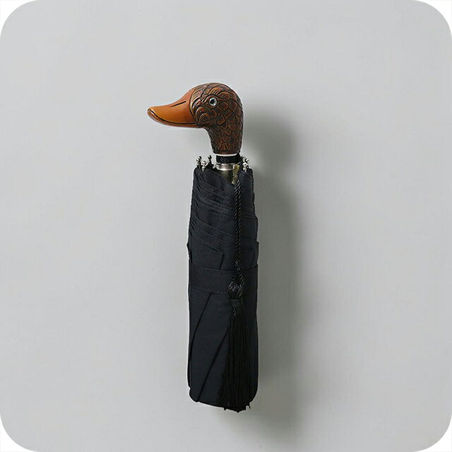 ギドゥジャン Guy de Jean 102147 折りたたみ傘 102110-duck-black ユニセックス black 折畳傘 102147 ブランド ◆Guy de Jean（ギ ドゥ ジャン）は、1940年にフランス・パリで創業した老舗アンブレラブランド。創業者ギ・ドゥ・ジャンが受け継いだ伝統と卓越した職人技を大切にしながら、ファッション性と実用性を兼ね備えた傘づくりを続けています。熟練の職人による丁寧な仕上げと、フランスらしいエレガントで遊び心のあるデザインが魅力。世界的ブランドやデザイナーとのコラボレーションも数多く手掛け、機能性だけでなく、コーディネートのアクセントとしても愛されるフランスを代表するアンブレラブランドです。関連ワード： ブランド ファッション おすすめ 人気 定番 かっこいい カッコいい かわいい カワイイ カジュアル フォーマル ビジネス スーツ 仕事 就職祝い おしゃれ オシャレ シンプル 大きい 小さい 大きめ 小さめ 春 夏 秋 冬 子供 キッズ 小学生 中学生 高校生 大学生 社会人 大人 オトナ 10代 20代 30代 40代 50代 60代 メンズ レディース 男性 女性 父親 母親 息子 娘 男の子 女の子 男子 女子 恋人 彼氏 彼女 プレゼント ギフト 祝い 贈り物 誕生日 卒園 卒業記念 記念品 クリスマス 母の日 父の日 敬老の日 入学祝い 合格祝い 新生活 新入生 新社会人 新卒ギドゥジャン Guy de Jean 102147 折りたたみ傘 102110-duck-black ユニセックス black 折畳傘 102147 品番102110-duck-black素材生地：ポリエステル100％、親骨：スチール、ハンドル：樹脂サイズ全長：(約)57cm、直径：(約)95cm、収納時全長：(約)28cm-31cm仕様開閉：手開き式 、晴雨兼用、UVカット加工（SPF50+）※ハンドル部分は樹脂製です。ハンドメイドならではの個体差に加え、アンティーク調のエイジング加工を施しているため、サイズ・色味・風合いには個体差がございます。商品の個性としてあらかじめご了承ください。、カラー：black、DUCK付属品なし保証初期不良のみ対応ファッション小物の商品一覧はこちら♪