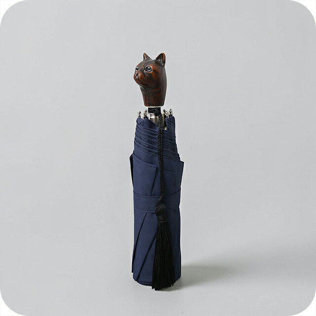 ギドゥジャン Guy de Jean 102147 折りたたみ傘 102110-cat-navy ユニセックス navy 折畳傘 102147 ブランド ◆Guy de Jean（ギ ドゥ ジャン）は、1940年にフランス・パリで創業した老舗アンブレラブランド。創業者ギ・ドゥ・ジャンが受け継いだ伝統と卓越した職人技を大切にしながら、ファッション性と実用性を兼ね備えた傘づくりを続けています。熟練の職人による丁寧な仕上げと、フランスらしいエレガントで遊び心のあるデザインが魅力。世界的ブランドやデザイナーとのコラボレーションも数多く手掛け、機能性だけでなく、コーディネートのアクセントとしても愛されるフランスを代表するアンブレラブランドです。関連ワード： ブランド ファッション おすすめ 人気 定番 かっこいい カッコいい かわいい カワイイ カジュアル フォーマル ビジネス スーツ 仕事 就職祝い おしゃれ オシャレ シンプル 大きい 小さい 大きめ 小さめ 春 夏 秋 冬 子供 キッズ 小学生 中学生 高校生 大学生 社会人 大人 オトナ 10代 20代 30代 40代 50代 60代 メンズ レディース 男性 女性 父親 母親 息子 娘 男の子 女の子 男子 女子 恋人 彼氏 彼女 プレゼント ギフト 祝い 贈り物 誕生日 卒園 卒業記念 記念品 クリスマス 母の日 父の日 敬老の日 入学祝い 合格祝い 新生活 新入生 新社会人 新卒ギドゥジャン Guy de Jean 102147 折りたたみ傘 102110-cat-navy ユニセックス navy 折畳傘 102147 品番102110-cat-navy素材生地：ポリエステル100％、親骨：スチール、ハンドル：樹脂サイズ全長：(約)57cm、直径：(約)95cm、収納時全長：(約)28cm-31cm仕様開閉：手開き式 、晴雨兼用、UVカット加工（SPF50+）※ハンドル部分は樹脂製です。ハンドメイドならではの個体差に加え、アンティーク調のエイジング加工を施しているため、サイズ・色味・風合いには個体差がございます。商品の個性としてあらかじめご了承ください。、カラー：navy、CAT付属品なし保証初期不良のみ対応ファッション小物の商品一覧はこちら♪