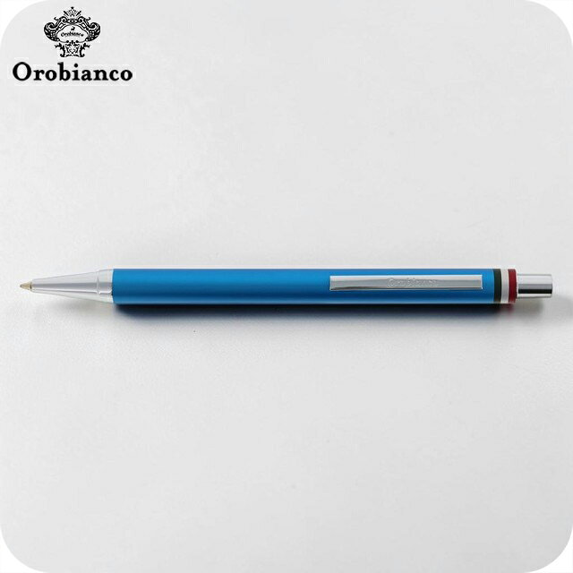 正規品 オロビアンコ ボールペン ブランド フレッチャ 日本製 1953404HS Orobianco ライトブルー ◆1996年イタリア・ミラノ近郊創設のバック発祥ブランド。職人技と最新技術を融合し、鮮やかなカラーと抜け感のあるフォルムで機能性も兼ね備えた製品を展開。現在はバッグにとどまらず、衣食住を網羅する総合ライフスタイルブランドへ躍進。 片手で操作できる軽快なノック式ボールペン フレッチャ（Freccia）とは、イタリア語で「矢」を意味します。矢のようにストレートなフォルムが特徴で、トップに配したトリコロールリングがアクセントとなっています。アルマイト加工ならではの光沢が美しい、鮮やかな6色が揃っています。的（目標）に向かってまっすぐ進む若い人々、若い心を持つ人々におすすめしたいコレクションです。オロビアンコ ボールペン Orobianco フレッチャ 1953404HS ライトブルー品番1953404HS素材アルミ（アルマイト加工）カラーライトブルーサイズ長さ×軸径：約142×9mm重さ約22g原産国/製造国日本製ファッション小物の商品一覧はこちら♪