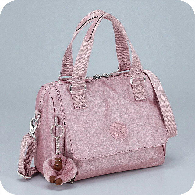 キプリング ハンドバッグ レディース ブランド KI01029GL BERRY GLOW MET Kipling ピンク ◆Kipling（キプリング）は、1987年にベルギーのアントワープで誕生したバッグブランドです。いつも前向きな姿勢で生きる、明るく、自由に、全てを受け入れて生きる、そんな思いをブランドメッセージLive.Light「自分らしく、輝く」に込めています。■さまざまなタイプのカバンをご用意しています。かばん カバン 鞄 バッグ バック がま口 がま口バッグ 肩掛け 肩がけ 斜めがけ 斜めかけ 斜めがけバッグ ななめ掛け ショルダー ショルダーバッグ フォーマルバッグ ハンドバッグ ミニバッグ ミニショルダー トート トートバッグ リュック メンズバッグ カバンレディース カジュアルバッグ ブランドバッグ 夏バッグ ボストン かるい リボン まち広い キルティング 本革 柄 布製 皮 丈夫 合皮 牛皮 牛革 革 かわ レザー調 レザーバッグ レザー ブランドメンズ ブランド フォーマル フェイクレザー ファッションブランド ナイロン生地 ナイロン キレイめ お出かけ ビジネス 男性用 女性用 男女 ママ ミニ 小型 小さい 小さめ 小さめサイズ A4 2way 2wayバッグ 2wayバック 2ウェイ 3way 超軽量 大容量 大型 大きめ 大きい 大きいサイズ ボックス型 丸 丸い 丸型 四角 四角い スクエア スクエア型 縦型 縦長 横型 横長 横向き 横開き 一泊 軽量 自立 外ポケット ファスナー ファスナー付き ジッパー付き チャック付き マチ付き マチ広 マチなし マチあり 底板付き B5サイズ A4が入る 無地 シンプル きれい きれいめ きれいめレディース 上品 綺麗め 高見え 高級 高級ブランド かわいい 可愛い 大人かわいい かわいい小さめ ガーリー ガールズ かっこいい ギャル カジュアル カジュアルブランド オシャレ おしゃれ ヴィンテージ 韓国 韓国系 韓国ファッション 北欧風 春用 夏用 秋用 冬用 花柄 ヒョウ柄 グレー グレージュ ベージュ アイボリー ホワイト ブラック グリーン オレンジ ゴールド 白 黒 緑 茶色■幅広い方にご利用いただけます。10代 20代 30代 40代 50代 60代 70代 80代 男性 女性 メンズ レディース 男の子 女の子 男子 女子 働く女性 ベビー キッズ こども 子供 1歳 2歳 3歳 幼稚園 保育園 小学生 中学生 高校生 大学生 20歳 成人 大人 新卒 社会人 新社会人 お父さん お母さん 父 母 父親 母親 両親 旦那さん 夫 妻 奥さん 夫婦 おじいちゃん おばあちゃん 祖父 祖母 兄 姉 弟 妹 叔父 叔母 義父 義母 親戚 友達 友人 女友達 ママ友 同僚 上司 部下 取引先 先生 会社 学校 敬老会 カップル 婚約中の二人 記念日を祝う二人 彼氏 彼女 恋人 二人で使える ビジネスマン 社会人 シェア 男女兼用 ユニセックス■大切な記念日の贈り物としても人気です。ギフト プレゼント ラッピング プチギフト 特別ギフト 記念日ギフト まとめ買い 大量注文 贈答品 普段使い 実用的 お祝い お祝い返し 記念日 記念品 結婚記念日 誕生日 誕生日プレゼント 結婚祝い 成人式 成人祝い 出産祝い 就職祝い 卒園祝い 卒業祝い 合格祝い 引っ越し祝い 御祝 御礼 お礼 クリスマス クリスマスプレゼント バレンタイン バレンタインギフト バレンタインデー ホワイトデー チョコ以外 敬老の日 父の日 母の日 ははの日 ちちの日 ウェディングギフト ブライダルギフト 披露宴 結婚式 弔事 法事 還暦祝い 喜寿祝い 古稀祝い 傘寿祝い 米寿祝い 卒寿祝い 白寿祝い ダイヤモンド婚式 金婚式 銀婚式 デート 新築祝い 開店祝い 快気祝い 上棟祝い 賞品 コンペ景品 ゴルフコンペ 法人注文 退職祝い 定年退職記念品 入園祝い 入学祝い 卒園記念品 卒業記念品キプリング ハンドバッグ レディース Kipling KI01029GL BERRY GLOW MET ピンク 軽量 小さめ 手提げ 品番KI01029GL BERRY GLOW MET素材ナイロンカラーピンクサイズH×W×D:約17.5×22.5×10cm仕様外側マグネットボタン付ポケット×1内側ファスナー付きポケット×1内側その他ポケット×3内側仕切り 無底部ビョウ数 0容量 B5下持ち手長さ 32.0cm持ち手高さ 11.0cm持ち手着脱 不可ショルダー長さ 80.0〜145.0cmショルダー高さ 31.0〜65.0cmショルダー着脱 可開閉 ファスナー式商品付属品 チャーム×1保証初期不良のみ対応バッグの商品一覧はこちら♪