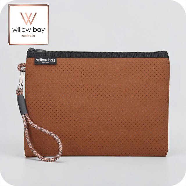 ウィローベイ ポーチ レディース ブランド ウィローベイラージブティックポーチ クラッチバッグ WILLOWBAY CINNAMON ◆Willow Bay（ウィローベイ）は女性が女性のために作ったレディースバッグブランド。利便性の高いウィローベイのバッグはオーストラリア発の海外バッグブランドとして多くの注目を集めています。 すっきりとしたフラットフォルムが魅力のWILLOW BAYのポーチ。ゆとりのある大きめサイズで、小物類をまとめて持ち運びやすいのがポイントです。ロープタイプのストラップがさりげないアクセントになり、ポーチとしてはもちろん、クラッチバッグ感覚でも使える便利なアイテムです。関連ワード： ブランド ファッション おすすめ 人気 定番 かわいい カワイイ 可愛い カジュアル フォーマル ビジネス スーツ 仕事 就職祝い おしゃれ オシャレ シンプル 大きい 小さい 大きめ 小さめ 春 夏 秋 冬 子供 キッズ 小学生 中学生 高校生 大学生 社会人 大人 オトナ 10代 20代 30代 40代 50代 60代 レディース 女性 母親 娘 女の子 女子 恋人 彼女 プレゼント ギフト 祝い 贈り物 誕生日 卒園 卒業記念 記念品 クリスマス 母の日 敬老の日 入学祝い 合格祝い 新生活 新入生 新社会人 新卒ウィローベイ ポーチ レディース WILLOWBAY ウィローベイラージブティックポーチ クラッチバッグ CINNAMON素材ネオプレンカラーCINNAMONサイズ（縦×横×マチ）：約22×29×1cm仕様開閉：ファスナー保証初期不良のみ対応