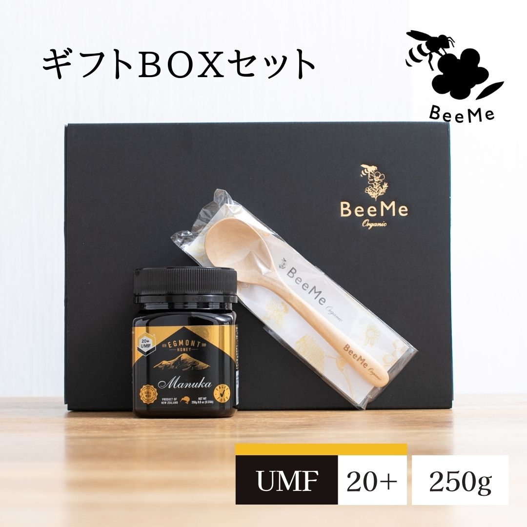 大切なあのひとに「奇跡のはちみつマヌカハニー」毎日ひと匙の健康習慣を贈りませんか？ BeeMe自慢の安心安全なマヌカハニーをリッチなギフトBOXでお届けします。 エグモントハニー UMF20+ 250g マヌカハニー専用スプーンギフトセット 活性値 UMF20+ 【超高活性】 分析書 ニュージーランド分析機関発行の【アクティブ値試験分析書】のコピーを添付致します。 ※セット商品や複数個ご購入された場合でも分析書の添付は1枚でございます。 ※ご購入本数分の分析書をご希望される場合は、ご注文時に備考欄でお知らせくださいませ。 特徴 最高品質にこだわるエグモントハニーは、純正度の高いマヌカ蜂蜜を採取するため、人里離れた 汚染されていない地域で養蜂をしています。特殊なフィルターで不純物だけを取り除いた 100％天然で無添加の生のハチミツです。(非加熱)※スプーンですくっても直ぐに落ちないほど濃厚で、トロリとしています。※バタースコッチの様な香りと、キャラメルのような濃厚な味わいがあります。 お召し上がり方 ●食品なので1日の摂取量の制限(用法・容量)はございません。 ●毎朝晩、空腹時にスプーン1杯分をそのままお召し上がり下さい。 ●ジャムの代わりなど、通常の蜂蜜と同様にお楽しみ下さい。 ●熱(加熱)によって抗菌力は落ちない為、温かいお飲物やお料理にもお使い頂けます。 ●普段のお料理やお菓子作りなどに隠し味として使用すれば、コクと深みが増します。 ●お砂糖に比べて消化吸収が早く低カロリーなので、スポーツやダイエットにも最適です。 注意事項 1歳未満の乳児には与えないで下さい。 非加熱・無殺菌の生のハチミツには、極稀にボツリヌス菌が入り込んでしまう事があります。 腸内菌の発達が未熟な乳児は、乳児ボツリヌス症を発症する恐れがある為、与えないで下さい。 妊娠中や授乳期間中でも問題なくお召し上がりいただけますが、摂りすぎにならないようご注意ください。 賞味期限 2?4年(商品のバーコード部分に英語で記載) ※下記の様に英語で日付が印字されています。 ★例⇒【Best Before：16/04/2024】 保存方法 直射日光・高温多湿を避けて、常温又は冷暗所で保存して下さい。 まれにザラザラ感などを感じますが、これはブドウ糖によってできる結晶です。品質には影響ありません。 温かい所または、50から60度のお湯でゆっくり湯煎するとほぼ元の状態に戻ります。 (結晶のザラザラ感は少し残ります。) ※冬場は若干固めになり、夏場は若干ゆるくなります。 商品詳細 内容量：250g 原材料：マヌカハニー(非加熱・天然はちみつ) 成分表示(100gあたりの平均)： エネルギー/333kcal、タンパク質/0.12g、脂質/0.79g、炭水化物/80.4g、ナトリウム/8.74mg 商品サイズ：高さ85mm×幅60mm×奥行60mm 原産国：ニュージーランド 生産者：Egmont Honey（エグモントハニー） 輸入者：株式会社ジー・エム・アール 〒192-0916 東京都八王子みなみ野5-19-1-207 販売者：ディーエムソリューションズ株式会社 〒180-0005 東京都武蔵野市御殿山1丁目1番地3号 クリスタルパークビル2F 広告文責：ディーエムソリューションズ株式会社 商品区分：はちみつ/健康食品 UMF 20+のページへ 様々なご用途でご利用いただいております！ お祝い事やお返しに。 誕生日祝い 入学祝い 卒業祝い お礼 成人祝い 内定祝い 就職祝い お祝い返し 出産内祝い 出産祝い 結婚内祝い 結婚祝い 結婚式 引き出物 栄転祝い 昇進祝い 転勤 還暦祝い 謝礼 御礼 初節句祝い 退職祝い 移転祝い 退院祝い その他ギフトにも。 誕生日 記念日 クリスマス バレンタインデー ホワイトデー お土産 ご来場プレゼント 来客 表彰 プチギフト プレゼント 挨拶まわり 贈答品 おもたせ 菓子折り 記念品 お取り寄せ 定年退職 開店祝い お見舞い ご挨拶 引っ越しの挨拶 大切な人へ。 友達 お母さん お父さん お姉ちゃん お兄ちゃん 妹 弟 彼女 彼氏 おばあちゃん おじいちゃん 奥さん 旦那さん 先輩 後輩 上司 先生 同僚 部下 取引先 お客様 いとこ はとこ 高校生 大学生 社会人 季節のギフトにも。 1月　お年賀　正月　成人の日2月　節分　バレンタインデー　旧正月3月　ひな祭り　ホワイトデー　春分の日　卒業　卒園　お花見　春休み4月　イースター　入学　入園　就職　入社　新生活　　　新年度　春の行楽5月　ゴールデンウィーク　こどもの日　母の日6月　父の日7月　七夕　お中元　暑中見舞い8月　夏休み　残暑見舞い　お盆　帰省9月　敬老の日　シルバーウィーク10月　孫の日　運動会　学園祭　ブライダル　ハロウィン11月　七五三　勤労感謝の日12月　お歳暮　クリスマス　大晦日　冬休み　寒中見舞い 関連KWはちみつ 蜂蜜 マヌカハニー 巣蜜 蜂の巣純 粋蜂はちみつ ハチミツ 蜂 ハニー HONEY 養蜂場 採蜜 ミツバチ 非加熱 はちみつ容器 蜜 おいしい 美味しい 甘い あまい 口溶け 純粋 オーガニック 安心 安全 高品質 モノフローラル ナチュラル　健康習慣 使い切り サイズ 中活性　BeeMe　ビーミー 低カロリー ニュージーランド産 ニュージーランド 健康食品 ギフト 化粧箱 瓶 贈答用 送料無料