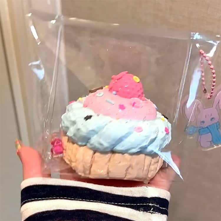 スクイーズ おもちゃ イチゴ ケーキ 水感スクイーズ ストレス解消 癒し 万能アイテ...