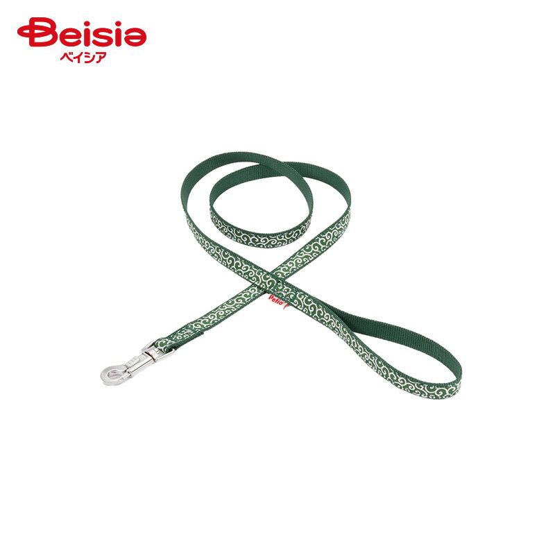 毎日のお散歩に気兼ねなく使える超小型犬から中型犬までのシリーズ。突然のスナップ外れを防止する横スライドレバー構造のP．S．S（ペティオセーフティスナップ）採用。どんな犬にもぴったりの和柄デザイン。 商品仕様・説明 メーカー名 ペティオ 原材料 ポリエステル 使用方法 適応犬種は標準体型をもとに表示しておりますが、購入の際には必ず実測のうえ、適応サイズを確かめてお選びください。 使用上の注意 ●本品は犬用です。犬以外には使用しないでください。●事故防止のため、適応サイズ・適応体重以外の犬には使用しないでください。ただし、犬の習性を十分理解したうえで、強く引く場合は適応体重に余裕のある製品を購入してください。●一定の場所にとどめておくためのケイ留には使用しないでください。●人やペットが破片等を誤飲しないように注意してください。万一、誤飲した場合は各医師に相談してください。●本品を正しく使用してください。使用方法の誤りや分解・修理・改造等による事故については、一切責任を負いません。●子供が使用する場合は、必ず大人が立ち会ってください。●本品は消耗品ですので、使用前には必ず点検し、6ヶ月前後を目安としてホツレ・毛羽立ち・亀裂等の傷みが目立ち始めたら新しい製品に買い替えてください。●本品は、ペットがかんだり引っかく等すると、切れたり破損したりします。●かみぐせのある犬には使用しないでください。●犬が嫌がる場合は、無理に使用しないでください。●地面や壁等にすらないように注意してください。●水ぬれや摩擦等で色落ちする場合があります。特に薄い毛色の犬には注意してください。●火気や水気のそばでの使用や保管はしないでください。●幼児・子供・認知症の方・ペットのふれない所に保管してください。 原産国名 中華人民共和国 内容量 1個 【ご注意（免責事項）＞ 必ずお読み下さい】商品情報には注意を払っておりますが、メーカー都合により予告なくパッケージ、商品名、容量、産地等が変更になる場合がございます。予めご了承ください。