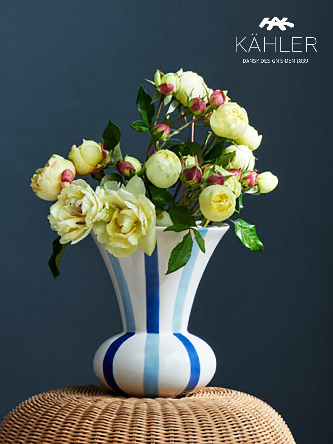 Kahler ケーラー SIGNATURE シグネチャー ベース　（ブルー） H20cm 690485 セラミックプレート付き 花瓶 フラワーベース 北欧 花束 卓上 ギフト 贈り物 インテリア モダン シンプル おしゃれ リビング 送料無料 あす楽