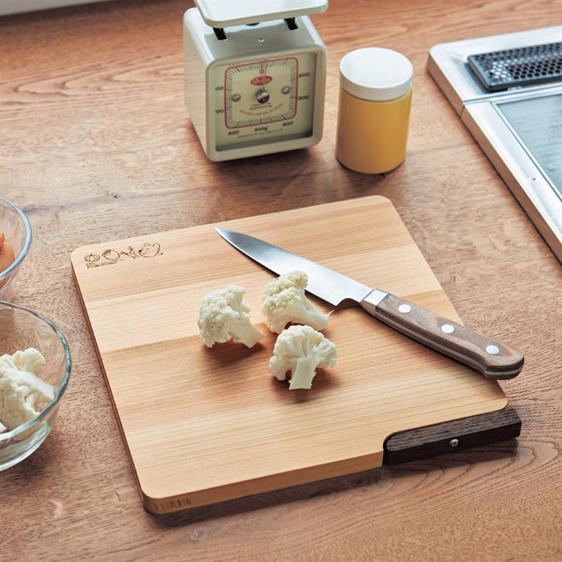 【Disney】 ディズニー 自立する食洗機対応小さめひのきまな板「くまのプーさん」 ◇ キッチン用品 キッチン 台所 キッチンツール 調理用具 調理用品 調理器具 台所用品 包丁 まな板 新生活 木製 日本製 おしゃれ ミニサイズ 自立 ◇のサムネイル