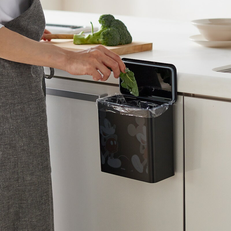 【Disney】 ディズニー マグネット・フック対応シンク扉ゴミ箱＜1.8L＞「ミッキーマウス」 ◆ ホワイト ブラック ◆ ◇ ゴミ箱 ごみ箱 くず入れ ダストボックス ゴミ入れ ごみ入れ 屑箱 くず箱 新生活 キッチン シンク 生ごみ マグネット フック ふた付き タワー tower ◇のサムネイル