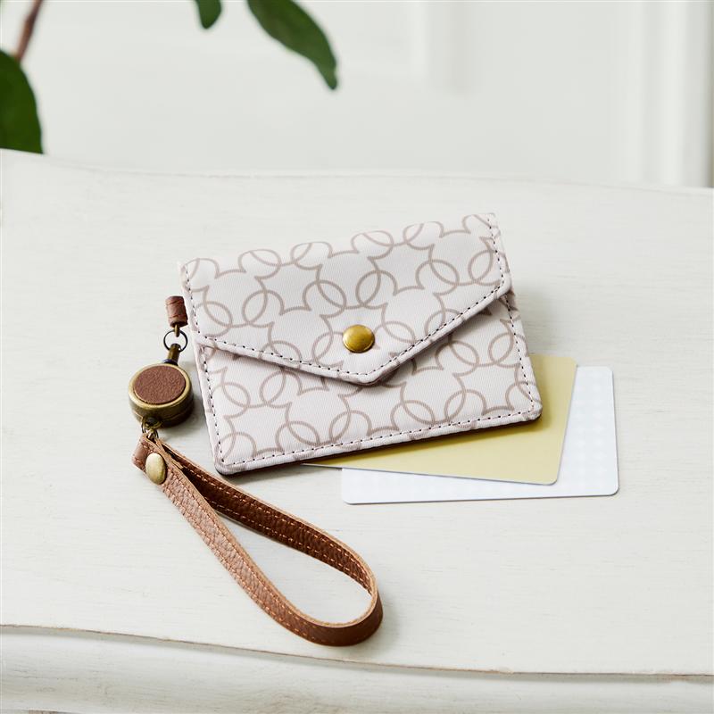 【Disney】 ディズニー 本革使いのモノグラム柄パスケース「ミッキーモチーフ」 ◇ レディース 女性 レディース用 女性用 女 女物 パスケース 本革 定期入れ リール付き 落ちない キャラクター ベルメゾン ◇ 吉田さんちのディズニー日記グッズのサムネイル