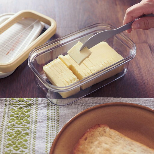 ベルメゾンのカットしてそのまま保存できるアルミ製バターナイフ付きバターケース (キッチン)