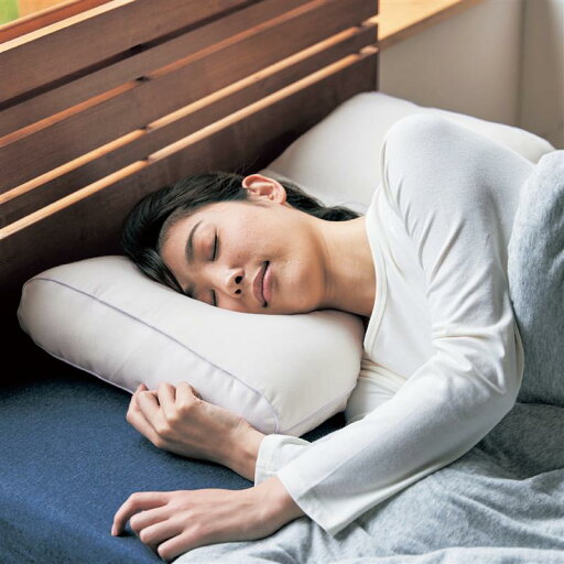 横向き寝のことも考えた低めのロング枕 