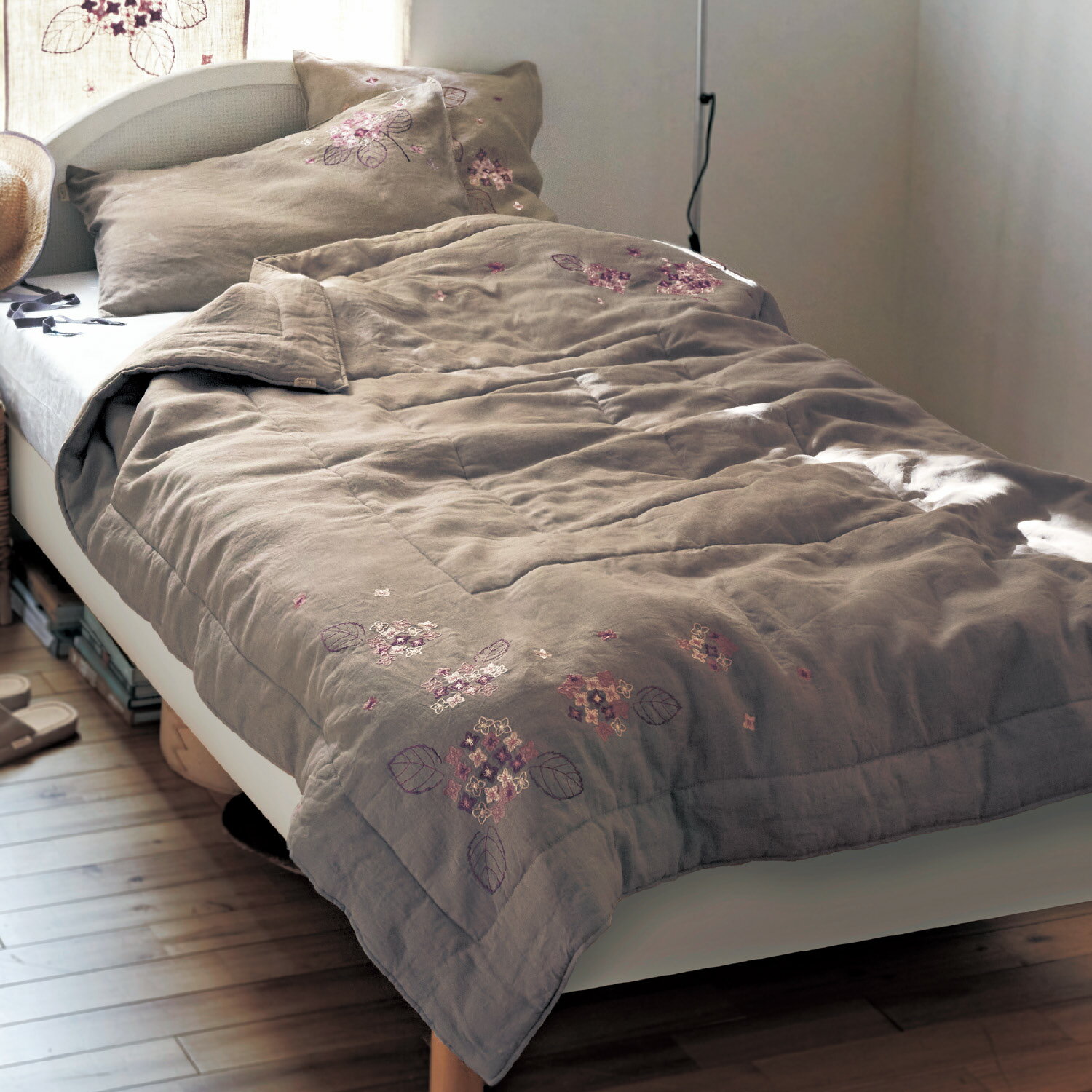 ベルメゾン フレンチリネンあじさい刺繍の肌掛け布団 ◆ シングル ◆◇ ファブリック 寝具 キルトケット ケット ブランケット 毛布 新生活 ラブザリネン/Love the Linen 麻100％ 麻 リネン おしゃれ 肌掛け やわらか 夏 洗える 洗濯可 ◇のサムネイル