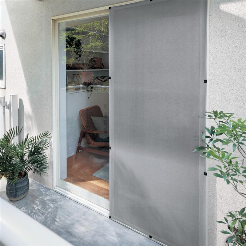 ［日本製］ マイナス18度 遮熱 網戸 窓・網戸どちらにも貼れる & 目隠しできる ◆ 1本サイズ／約94×200cm ◆ UVカット率78% 赤外線カット率77％ 使用温度差約−18℃ ベルメゾン