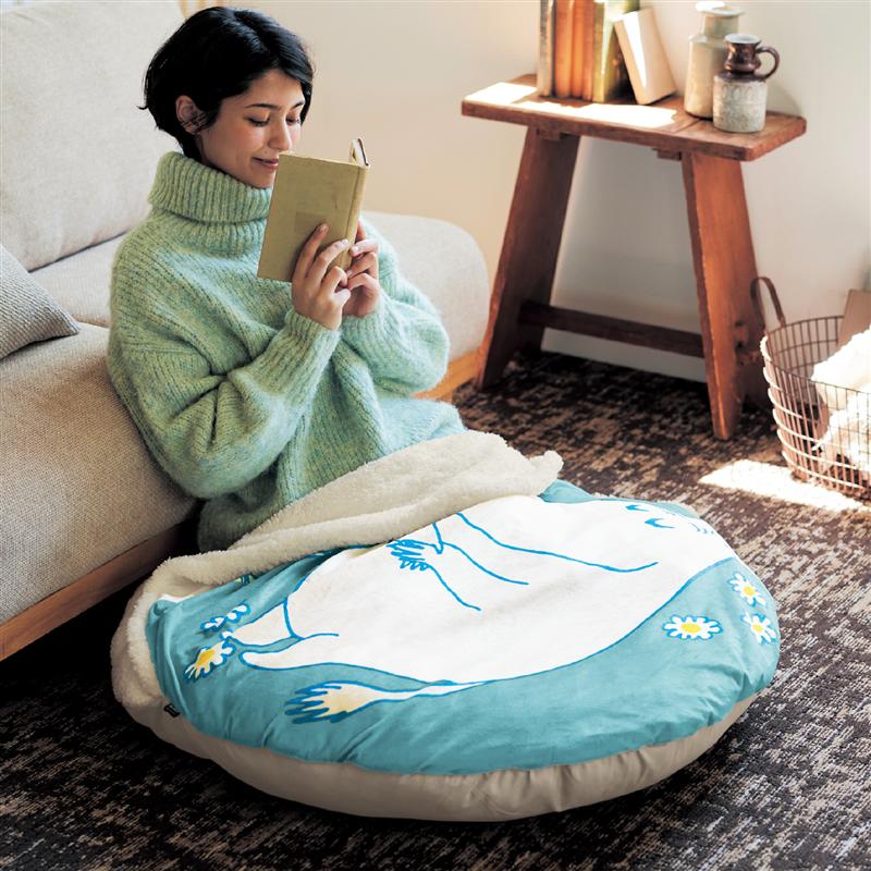 ベルメゾン 足入れビッグクッション「 ムーミン 」 ◇ 座布団 クッション ごろ寝クッション 内側ボア 冬 春 秋 ビッグクッション 足入れクッション ビッグクッション フットウォーマー フットクッション あったかグッズ 昼寝 ぬくぬく ごろ寝クッション 膝掛け ◇のサムネイル