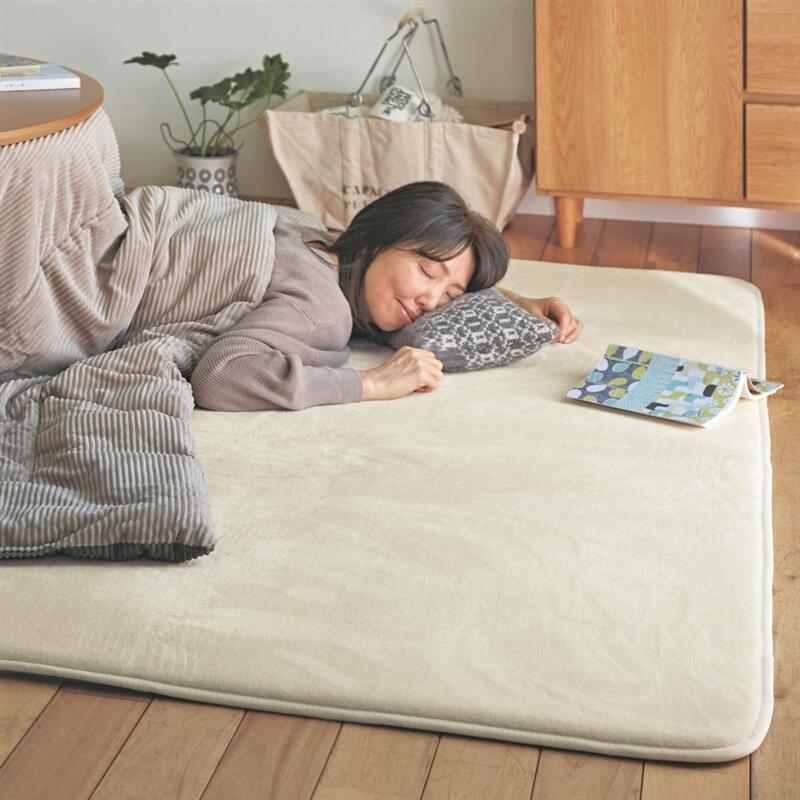 ベルメゾンの【P10倍!〜11/19(水)23:59まで】蓄熱 ウレタン入り こたつ敷布団 兼用 ラグ | 130×180 | 春 秋 冬 あったか 無地 おしゃれ ラグマット マット カーペット じゅうたん 絨毯 エリアラグ 新生活 アイボリー グレージュ ブラウンオレンジ(ラグ・マット)