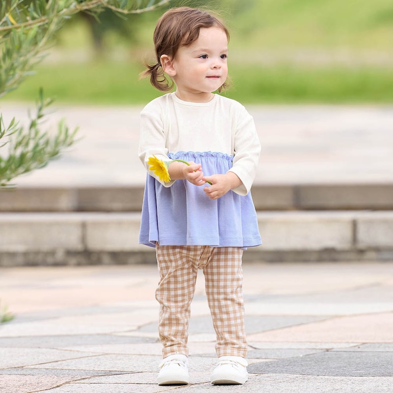 【ミテテ/mitete】 長袖 Tシャツ ソフのび ドロップショルダー ギャザー 「オフホワイト×ペールブルー」◆80 ◆ ◇ 春 秋 ベビー服 ベビー トップス 女の子 ガールズ おしゃれ 可愛い かわいい ガーリー 通園 保育園 園 子供服 プチプラ ベルメゾンのサムネイル