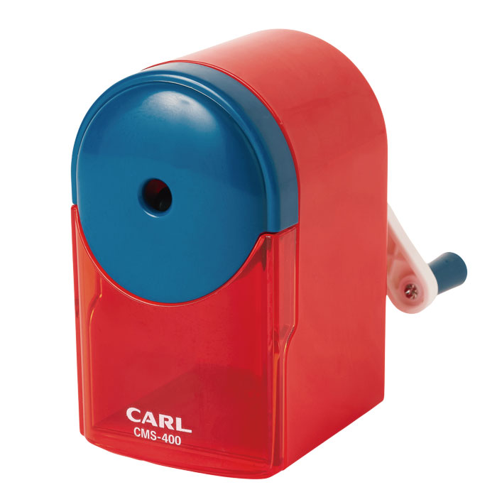※※お取り寄せ商品※※ メーカー確認後、出荷日のご案内となります。 カール/CARL 手動鉛筆削り ☆ フラッグル ☆ 【CMS-400】 国旗（フラッグ）をモチーフにしたかわいい鉛筆削り「フラッグル」。ころんとかわいい手のひらサイズ世界の国旗デザインをぎゅっと詰め込んだ鉛筆削り。 「選ぶ楽しさ」と「使う心地よさ」を兼ね備えた、国旗カラーの卓上鉛筆削り。 差し込んで回すだけのかんたん仕様なので、お子さまでも安心してお使いいただけます。 小型でも便利な機能が満載。カールの鉛筆削りだから機能性能も抜かりなし。 ■削り上がると空回りする「ムダ削り防止機能」 ■つまみを押すだけで詰まった芯を取り除ける「折れ芯除去機能」 ■つまみを回して尖り具合を変えられる「3段階芯調節機能」 【材質】プラスチック、スチール 【本体サイズ】幅60×奥行110×高さ102mm、160g 【パッケージサイズ】W61×L112×H102mm180g 【生産国】中国 【品番・JAN・色】 CMS-400-B 4971760100520 ブルー CMS-400-K 4971760100537 ブラック CMS-400-R 4971760100544 レッド CMS-400-Y 4971760100551 イエロー 左から 【CMS-400-R レッド】 ユニオンジャック（イギリス国旗）をイメージ。 鮮やかなレッドに重厚で落ち着いたネイビーとシャープなホワイトを加えて、 力強さと気品をあわせ持つデザインです。 【CMS-400-B ブルー】 スウェーデン国旗をイメージ。 澄みわたる青空を思わせるブルーに、やわらかく輝くイエローを差し込んだ 北欧らしい清らかさと温かみを感じさせる清潔感のあるデザインです。 【CMS-400-K ブラック】 ドイツ国旗をイメージ。 重厚感のあるブラックに情熱的なレッドとゴールド（黄色）を差し込み、 スタイリッシュで知的な雰囲気を纏っています。 【CMS-400-Y イエロー】 インド国旗をイメージ。 情熱的なサフラン色に平和と真実を象徴するホワイトと豊かな自然を思わせるグリーン。 スピリチュアルでエネルギッシュなデザインです。 ★写真は使用例です。小物は付属しておりません。 ★商品写真はサンプルのため、画像の色及び柄と現物とでは若干の差異が生じます。予めご了承ください。 ★メーカー予告なくパッケージ変更、販売完了となる場合がございますので、その際はご了承お願いいたします。 他のお色はこちらから ↓↓↓↓↓↓↓↓ ◎鉛筆削り◎ 筆箱に入る小さな鉛筆削りから 電動の鉛筆削りなどいろいろ取り揃えております。 こちらから↓↓↓↓ 〇◎鉛筆削りいろいろ・こちらをクリック◎〇 ★販売完了等の理由により、移動先にご希望の商品がない場合があります。その際はご了承お願いいたします。 ☆ ☆　無料ラッピング承っております　☆ ☆ ↓↓こちらをご参照になり・商品と一緒にカートに入れてラッピングをご指示ください↓↓ プレゼント 贈り物 ギフト GIFT お祝い 贈るプチプレ present ビジネス 父の日 母の日 クリスマス クリプレ 誕生日 誕プレ かっこいい オシャレ かわいい シンプル おしゃれ クール シック 文具 文房具 大人文具 大人文房具 事務用品 事務文具 事務文房具 新社員 新入社員 事務器具 自分時間 自分タイム 暮らしを楽しむ 省スペース おうち時間 家庭学習 手動削り機手動削り器 手動鉛筆削り機 手動鉛筆削り器 えんぴつけずり えんぴつ削り 鉛筆けずり えんぴつけずりき えんぴつ削り機 鉛筆けずり器