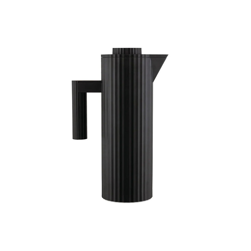 品　名耐熱ガラス製卓上用ポットサイズ約W200×D120×H320mm(実用量 1000ml)材　質熱可塑性プラスチック樹脂、断熱ガラス耐熱温度110℃耐冷温度-40℃デザインMichele De Lucchi(ミケーレ・デ・ルッキ)、2022年セット内容卓上用ポット × 1輸入販売元ALESSI JAPAN(Hakko in Style株式会社)商品説明ファッションのプリーツを思わせる繊細なラインが美しい「Plisse」 保温保冷ジャグ。建築家ミケーレ・デ・ルッキによるこのデザインは、まるでオートクチュールのドレスを纏った彫刻のような佇まいで、テーブルを瞬時に華やかに彩ります。ボディの内側には、保温・保冷に優れた二重構造のサーマルガラスを内蔵。温かい飲み物は約12時間、冷たい飲み物は約24時間、その美味しさをキープします。本体は軽量で持ちやすく、日常のティータイムからオフィスでの使用まで、シーンを選ばず活躍します。清潔感のある白から空間のアクセントになる赤やグリーン、シックなグレーまで、ライフスタイルに合わせて選べる多彩な表情も魅力です。デ・ルッキが「時代を超越した形」と語る通り、クラシックな余韻と現代的な感性が融合したデザインは、自宅のダイニングからオフィスまで、どんな場所も洗練された空間へと変えてくれます。見るたびに心を満たし、使うたびに喜びを感じさせてくれるプロダクトです。※細かいキズやスジ、わずかな歪みなどが認められるものがありますが、品質には問題ございません。※原産国は予告なく変更となる場合があります。[alessi TOP]ギフト ブランド【オススメご用途】ご自宅用(ご自分用)、結婚の御祝、結婚の内祝、ブライダルギフト、各種御礼、記念品、コンペなどの景品、新築や引っ越しのお祝い、お誕生日のプレゼント、母の日ギフト、季節の贈り物、各種内祝、新入学・就職祝い、快気祝い、陶磁器贈答品、香典返し、クリスマス、バレンタインデー、ホワイトデー